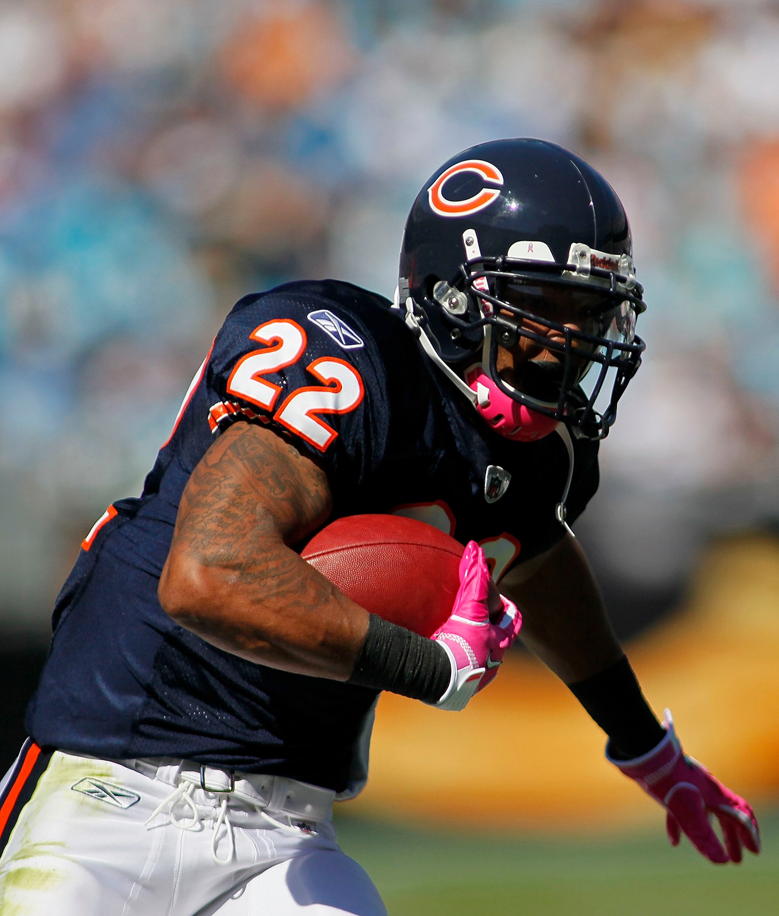 CHARLOTTE, NC - OCTOBER 10: Running back Matt Forte #22 of the Chicago Bears runs with the ball against the Carolina Panthers at Bank of America Stadium on October 10, 2010 in Charlotte, North Carolina. (Photo by Geoff Burke/Getty Images)