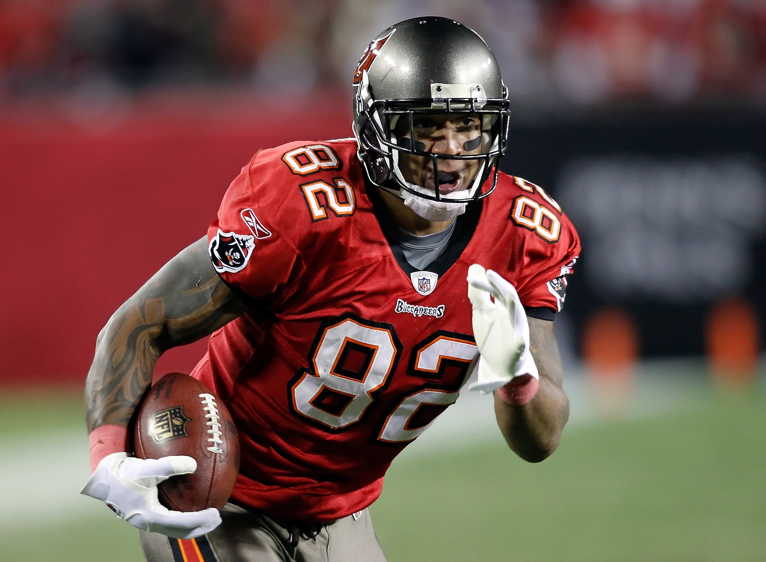 TAMPA, FL - DECEMBER 26:  Tight end Kellen Winslow #81 of the Tampa Bay Buccaneers runs after a catch against the Seattle Seahawks during the game at Raymond James Stadium on December 26, 2010 in Tampa, Florida.  (Photo by J. Meric/Getty Images)