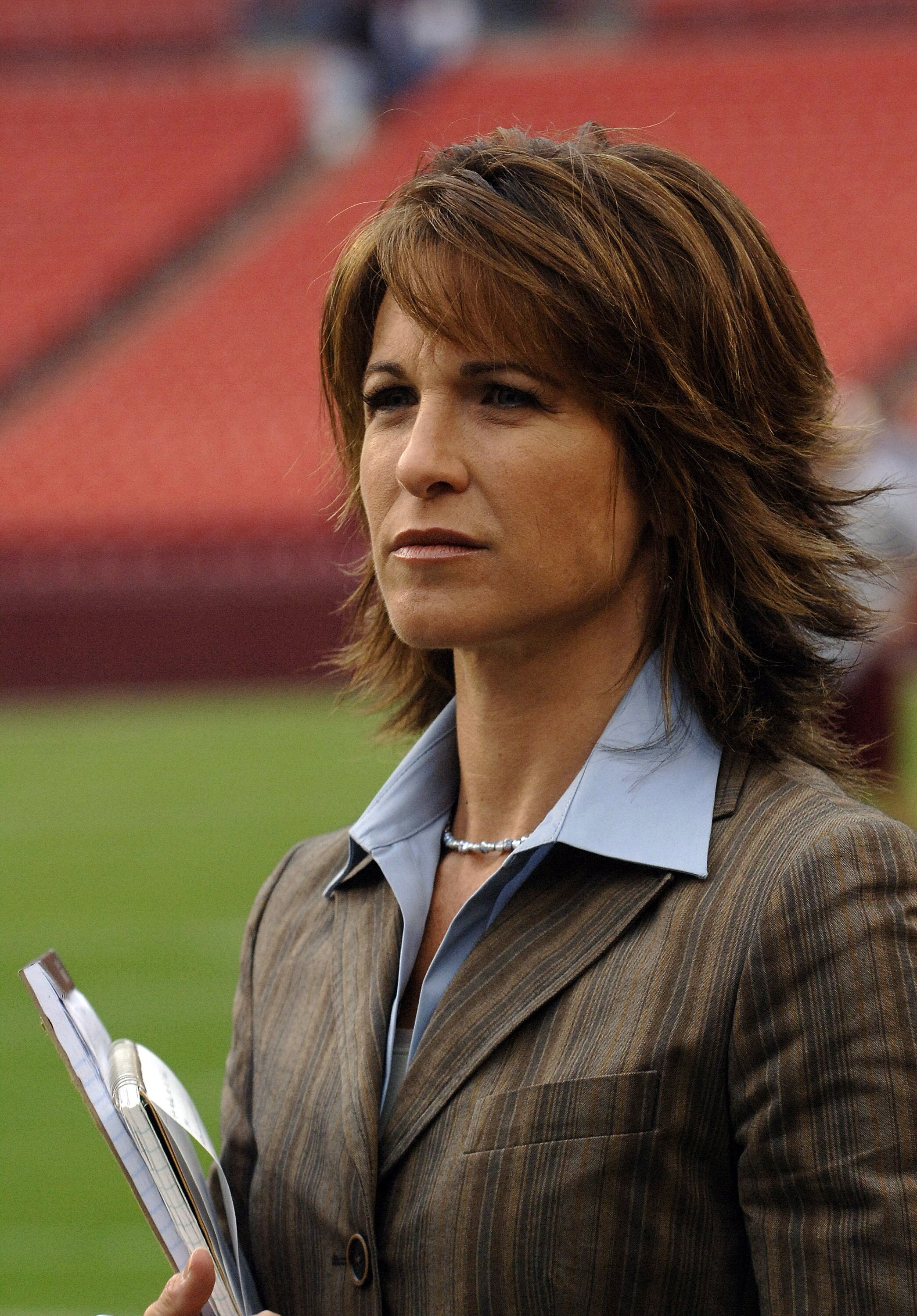 Sideline reporter Suzy Kolber  on ESPN Monday Night Football September 11, 2006 in Washington.  The Minnesota  Vikings defeated the Redskins  19 - 16.  (Photo by Al Messerschmidt/Getty Images)