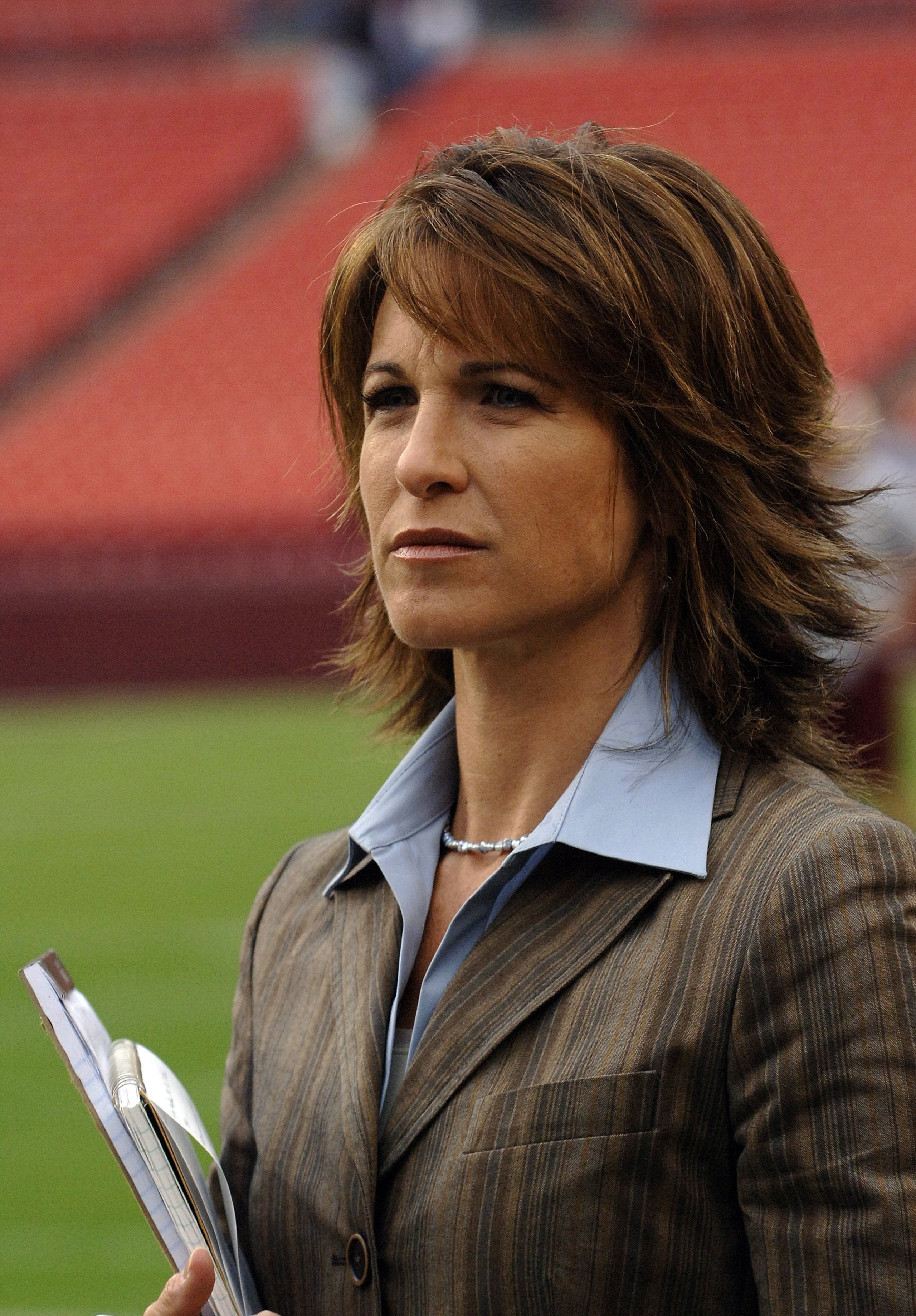 Sideline reporter Suzy Kolber  on ESPN Monday Night Football September 11, 2006 in Washington.  The Minnesota  Vikings defeated the Redskins  19 - 16.  (Photo by Al Messerschmidt/Getty Images)