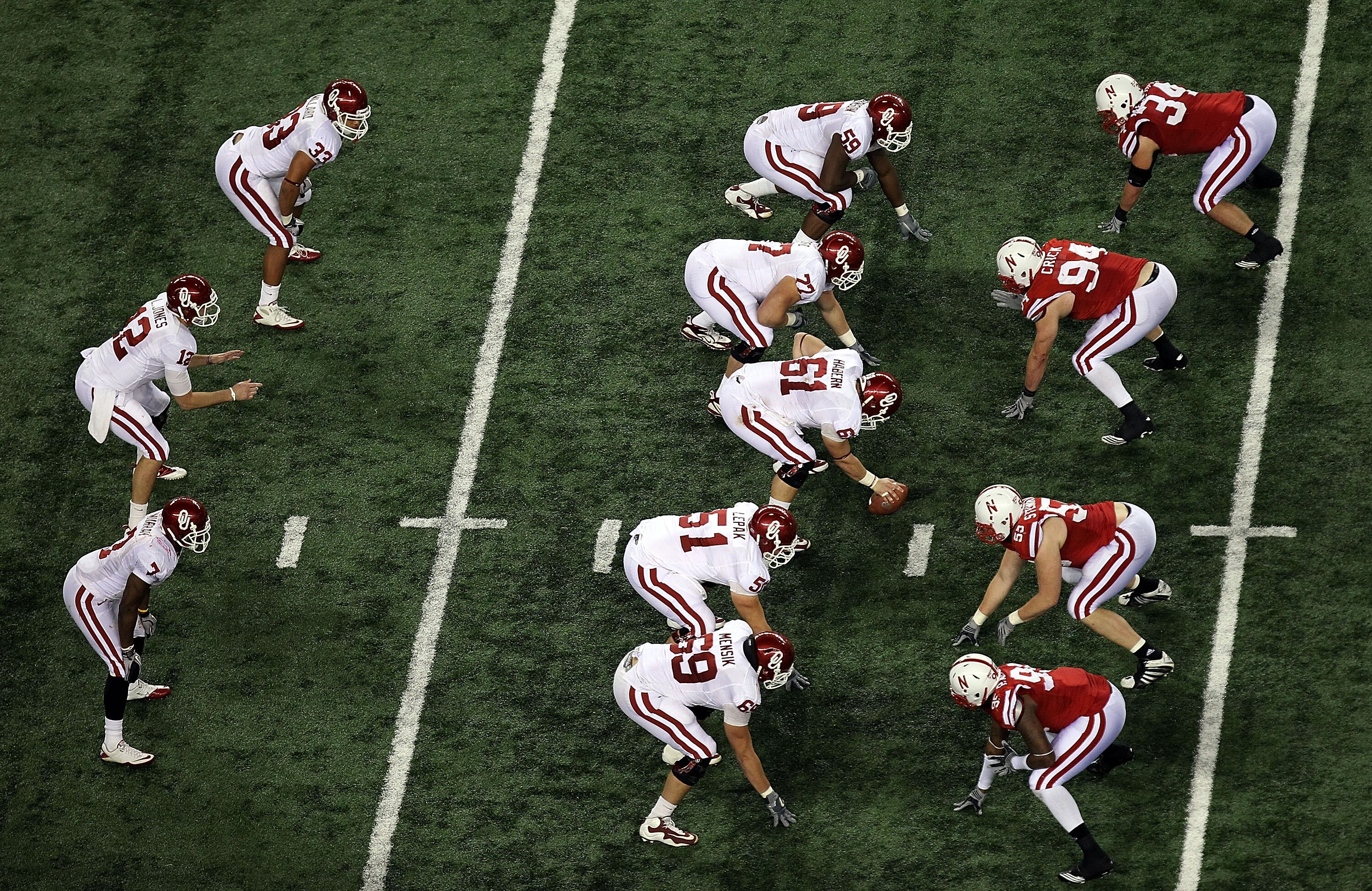 ARLINGTON, TX - DECEMBER 04:  The Oklahoma Sooners on offense against the Nebraska Cornhuskers during the Big 12 Championship at Cowboys Stadium on December 4, 2010 in Arlington, Texas.  (Photo by Ronald Martinez/Getty Images)