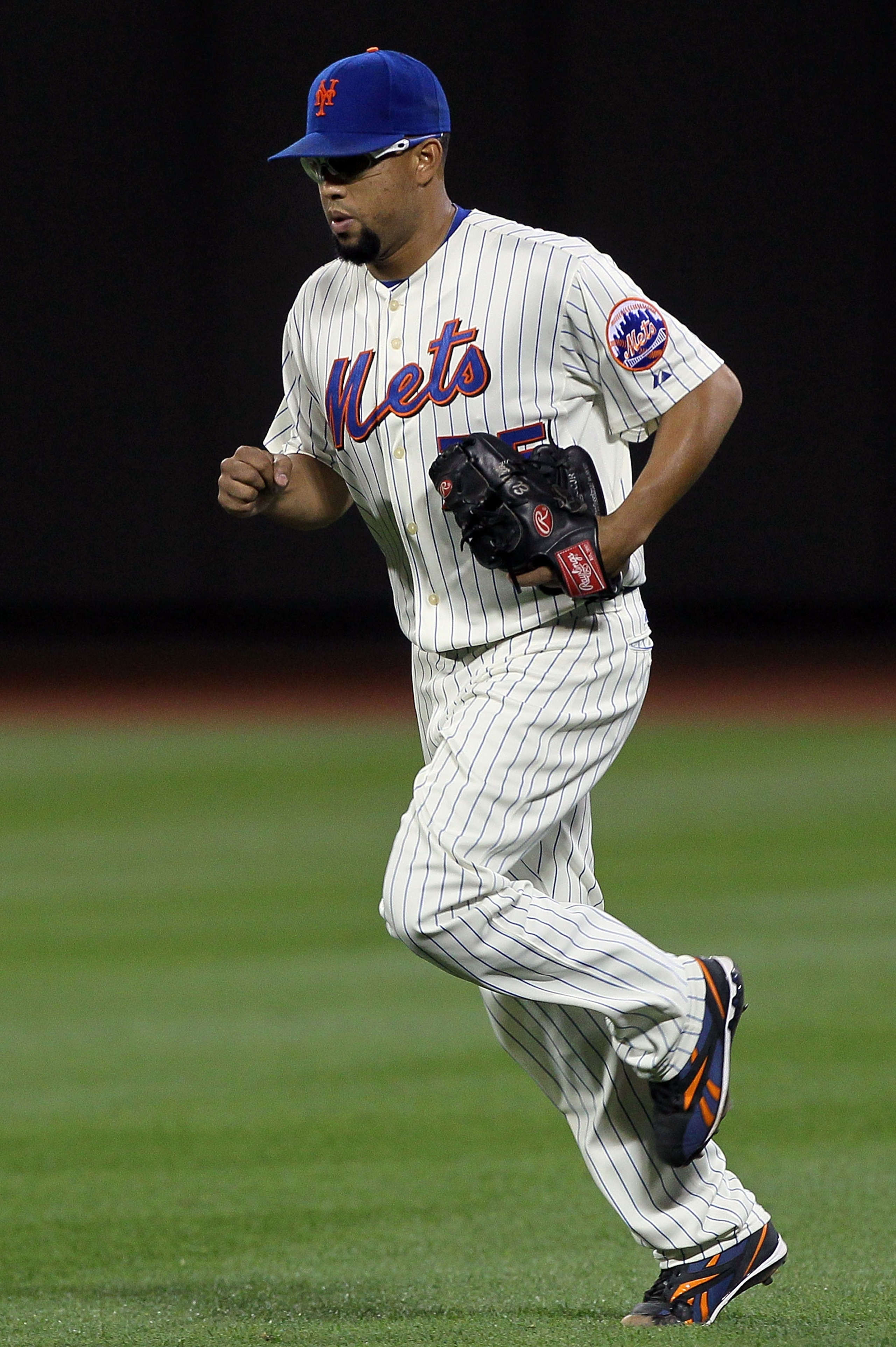 NEW YORK - AUGUST 14: Francisco Rodriguez #75 of the New York Mets enters the game in the ninth inning against the Philadelphia Phillies on August 14, 2010 at Citi Field in the Flushing neighborhood of the Queens borough of New York City. The Phillies de NEW YORK - AUGUST 14: Francisco Rodriguez #75 of the New York Mets enters the game in the ninth inning against the Philadelphia Phillies on August 14, 2010 at Citi Field in the Flushing neighborhood of the Queens borough of New York City. The Phillies de