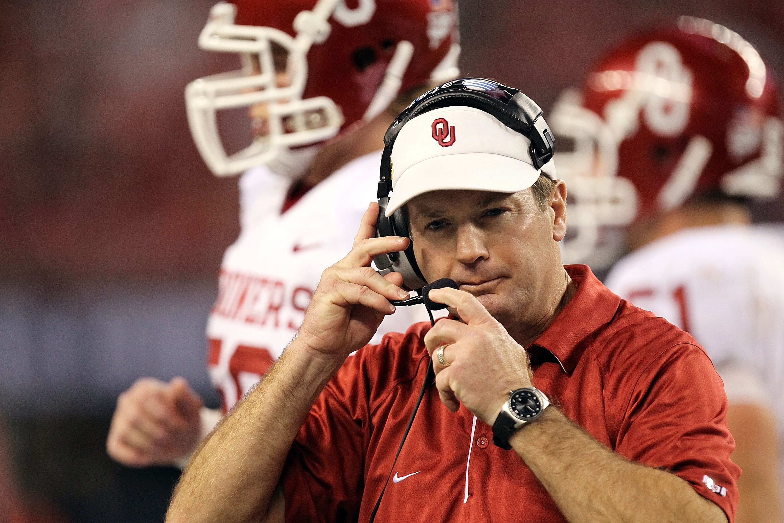 ARLINGTON, TX - DECEMBER 04:  Head coach Bob Stoops during the Big 12 Championship at Cowboys Stadium on December 4, 2010 in Arlington, Texas.  (Photo by Ronald Martinez/Getty Images)