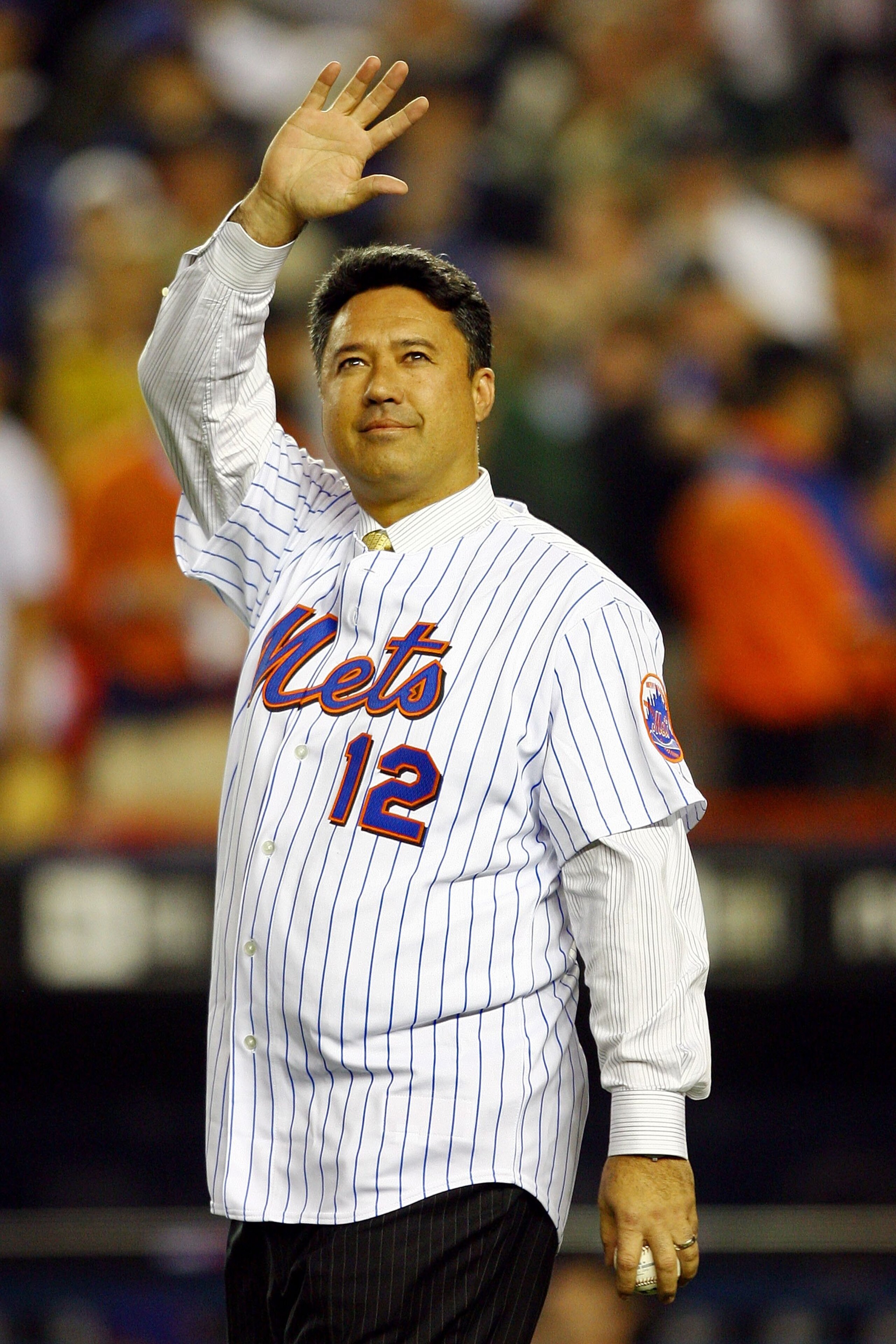 NEW YORK - OCTOBER 19: Ron Darling formerly of the New York Mets waves before throwing out the first pitch of game seven of the NLCS against the St. Louis Cardinals at Shea Stadium on October 19, 2006 in the Flushing neighborhood of the Queens borough of NEW YORK - OCTOBER 19: Ron Darling formerly of the New York Mets waves before throwing out the first pitch of game seven of the NLCS against the St. Louis Cardinals at Shea Stadium on October 19, 2006 in the Flushing neighborhood of the Queens borough of