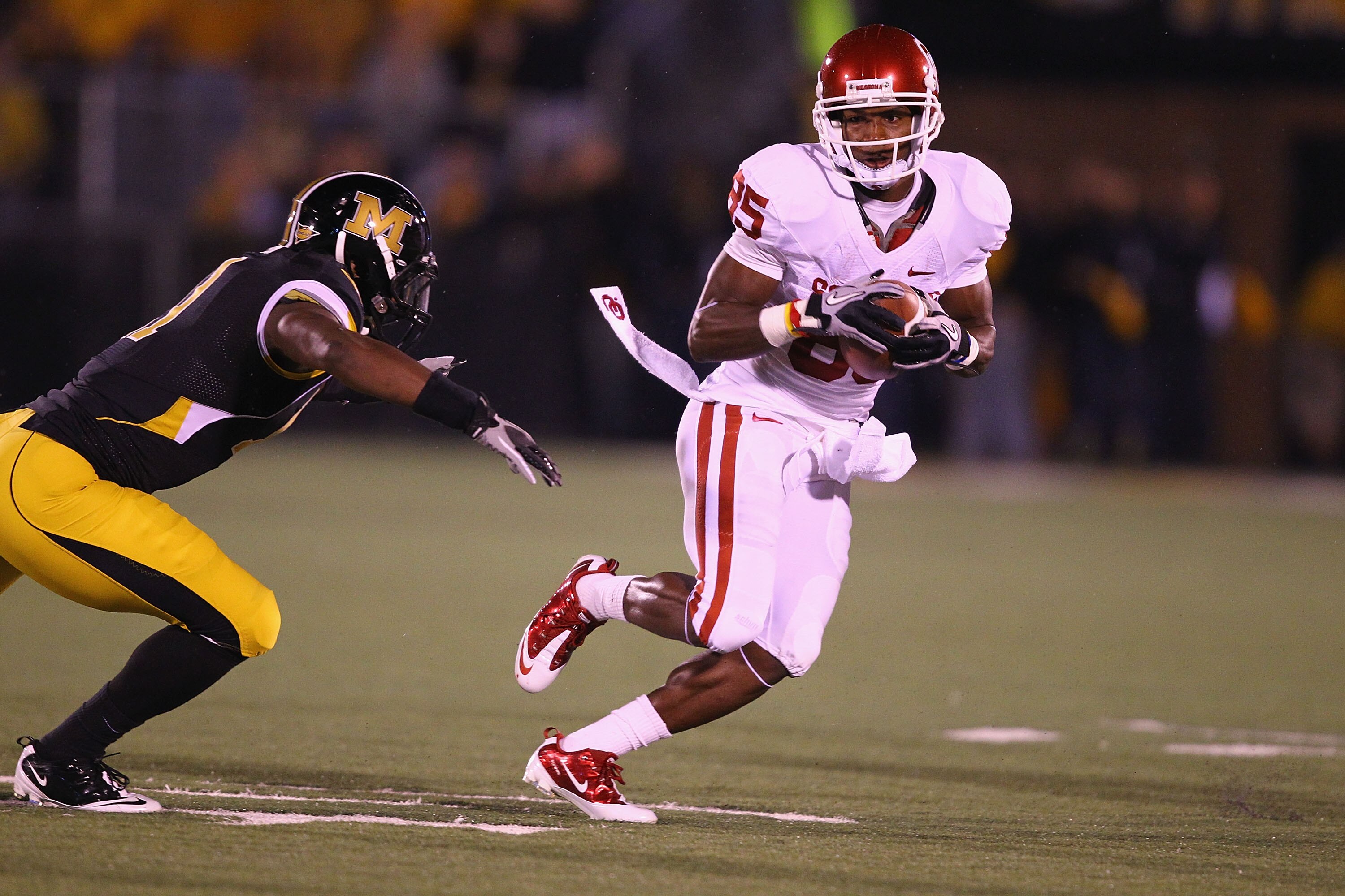 COLUMBIA, MO - OCTOBER 23: Ryan Broyles #85 of the Oklahoma Sooners in action against the Missouri Tigers at Faurot Field/Memorial Stadium on October 23, 2010 in Columbia, Missouri.  The Tigers beat the Sooners 36-27.  (Photo by Dilip Vishwanat/Getty Imag