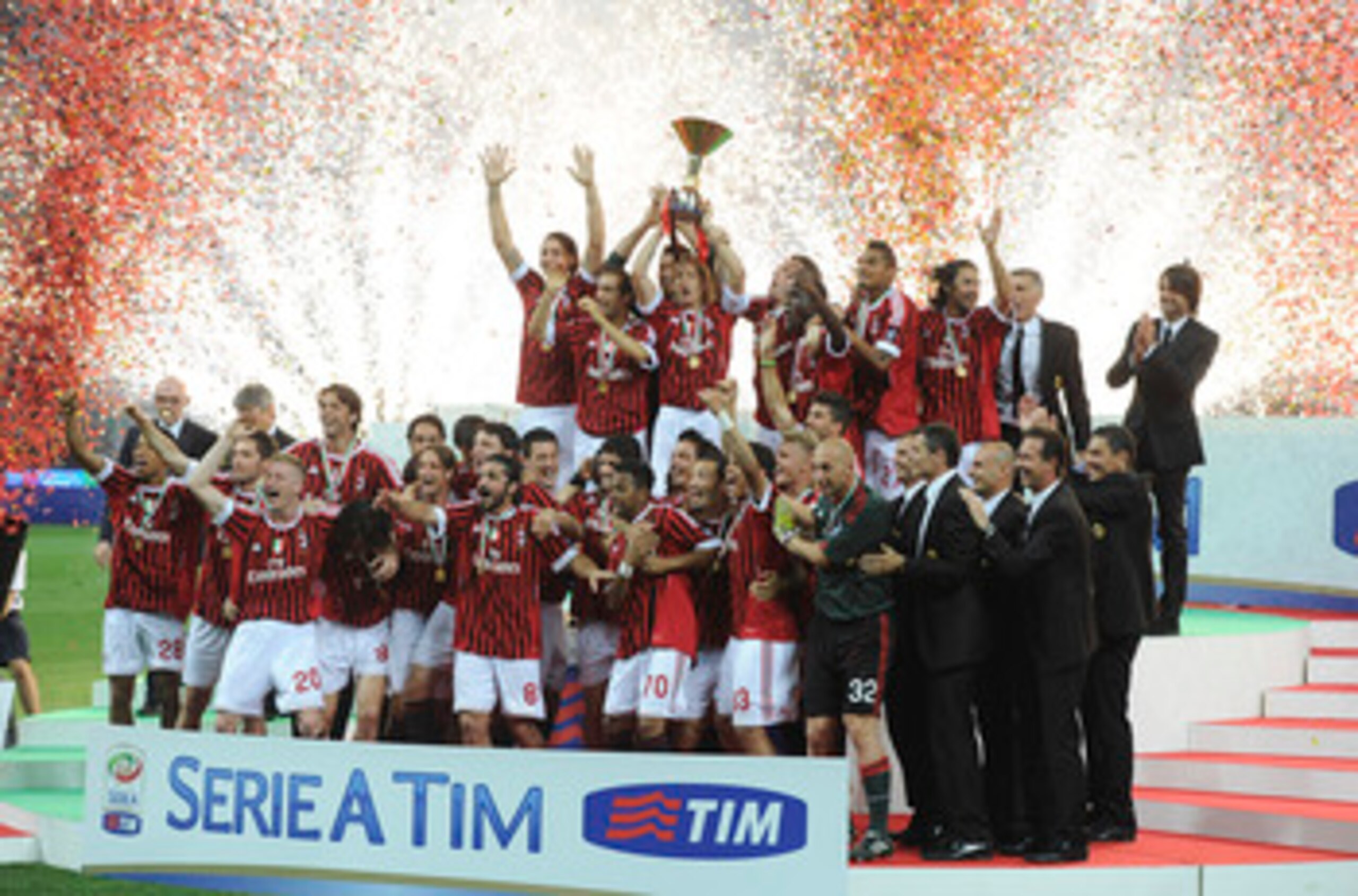 MILAN, ITALY - MAY 14:  Players of Milan celebrate winning the Italian Serie A championship after the Serie A match between AC Milan and Cagliari Calcio at Stadio Giuseppe Meazza on May 14, 2011 in Milan, Italy.  (Photo by Dino Panato/Getty Images)