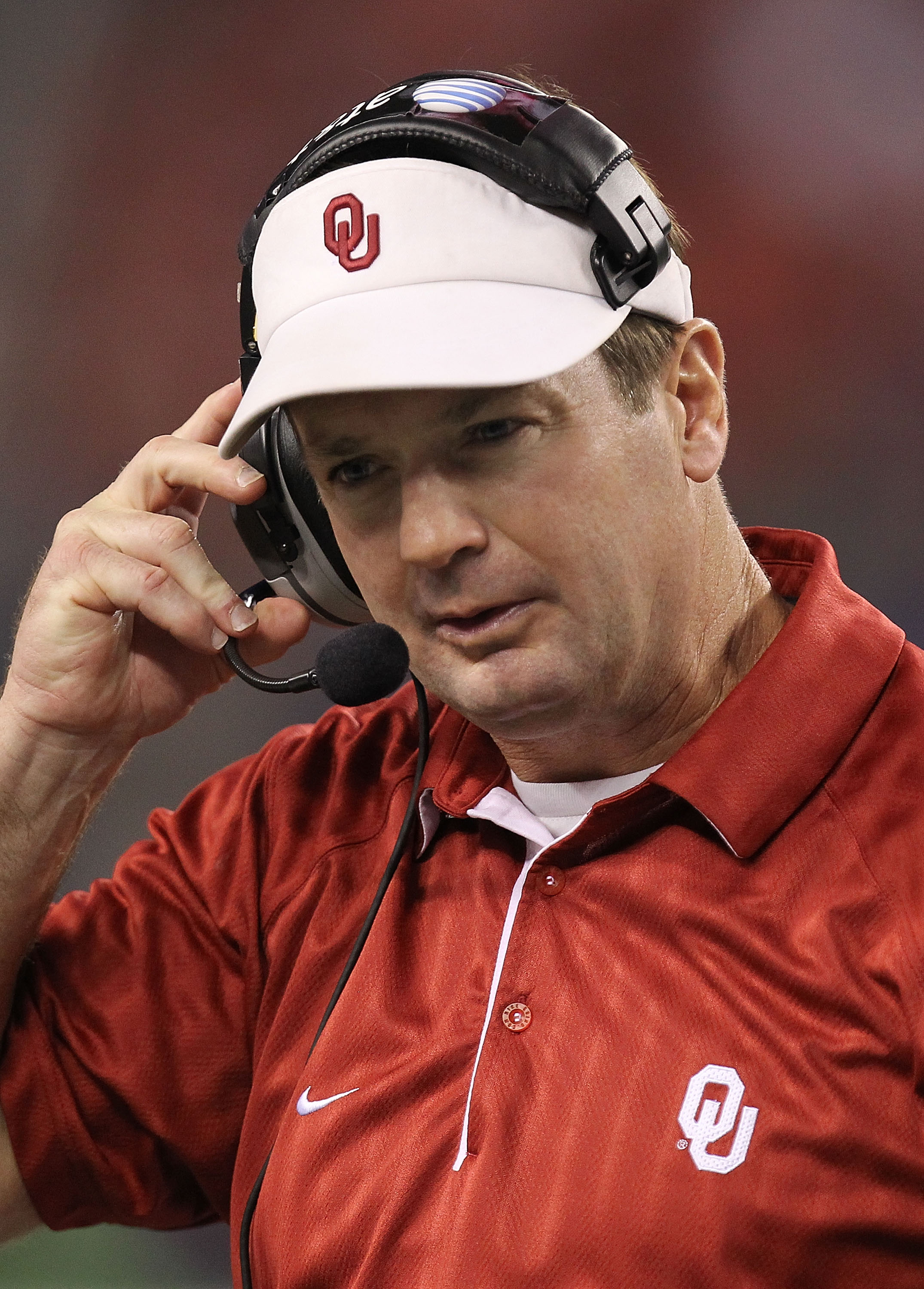 ARLINGTON, TX - DECEMBER 04:  Head coach Bob Stoops during the Big 12 Championship at Cowboys Stadium on December 4, 2010 in Arlington, Texas.  (Photo by Ronald Martinez/Getty Images)