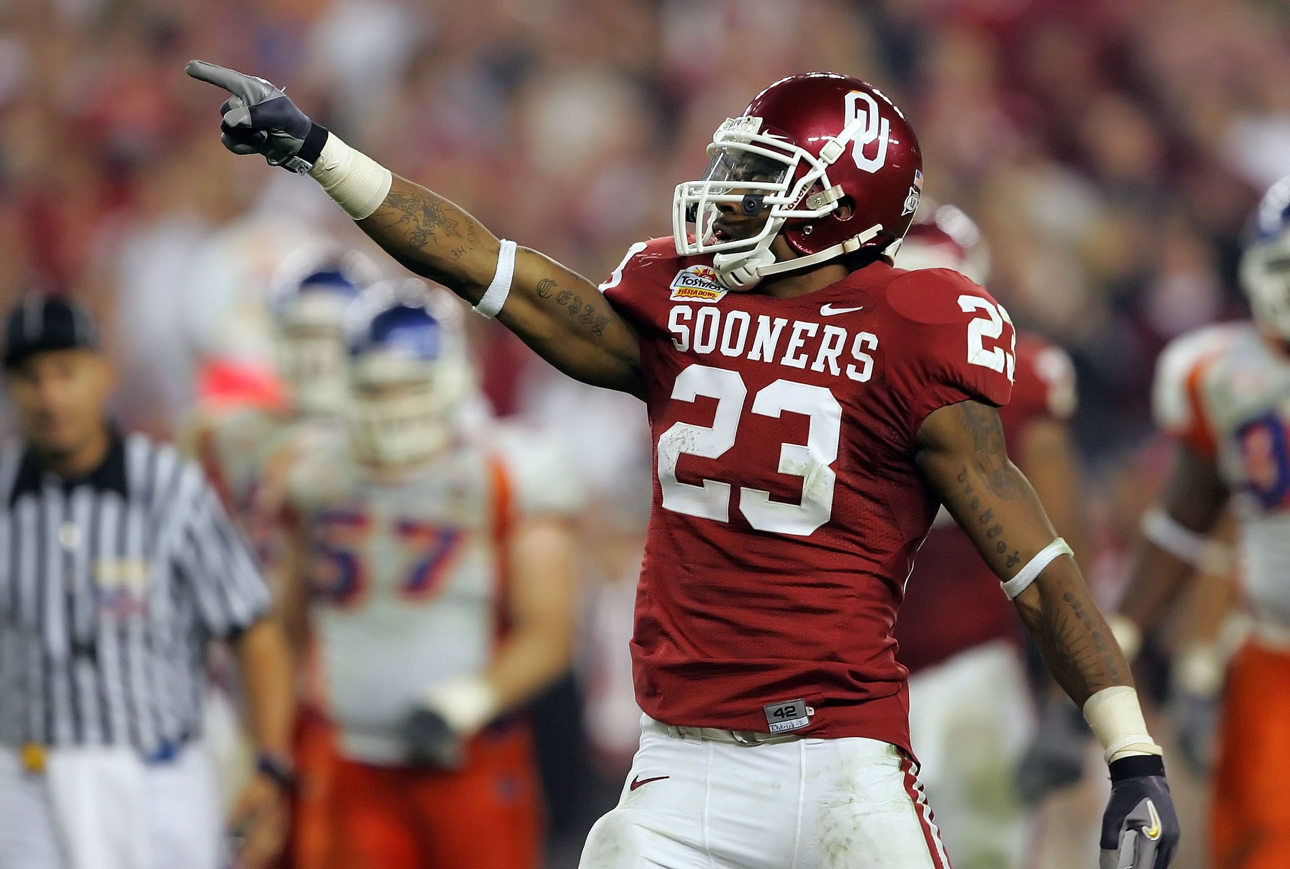 GLENDALE, AZ - JANUARY 01:  Running back Allen Patrick #23 of the Oklahoma Sooners points after getting a first down against the Boise State Broncos at the Tostito's Fiesta Bowl at University of Phoenix Stadium on January 1, 2007 in Glendale, Arizona.  Th