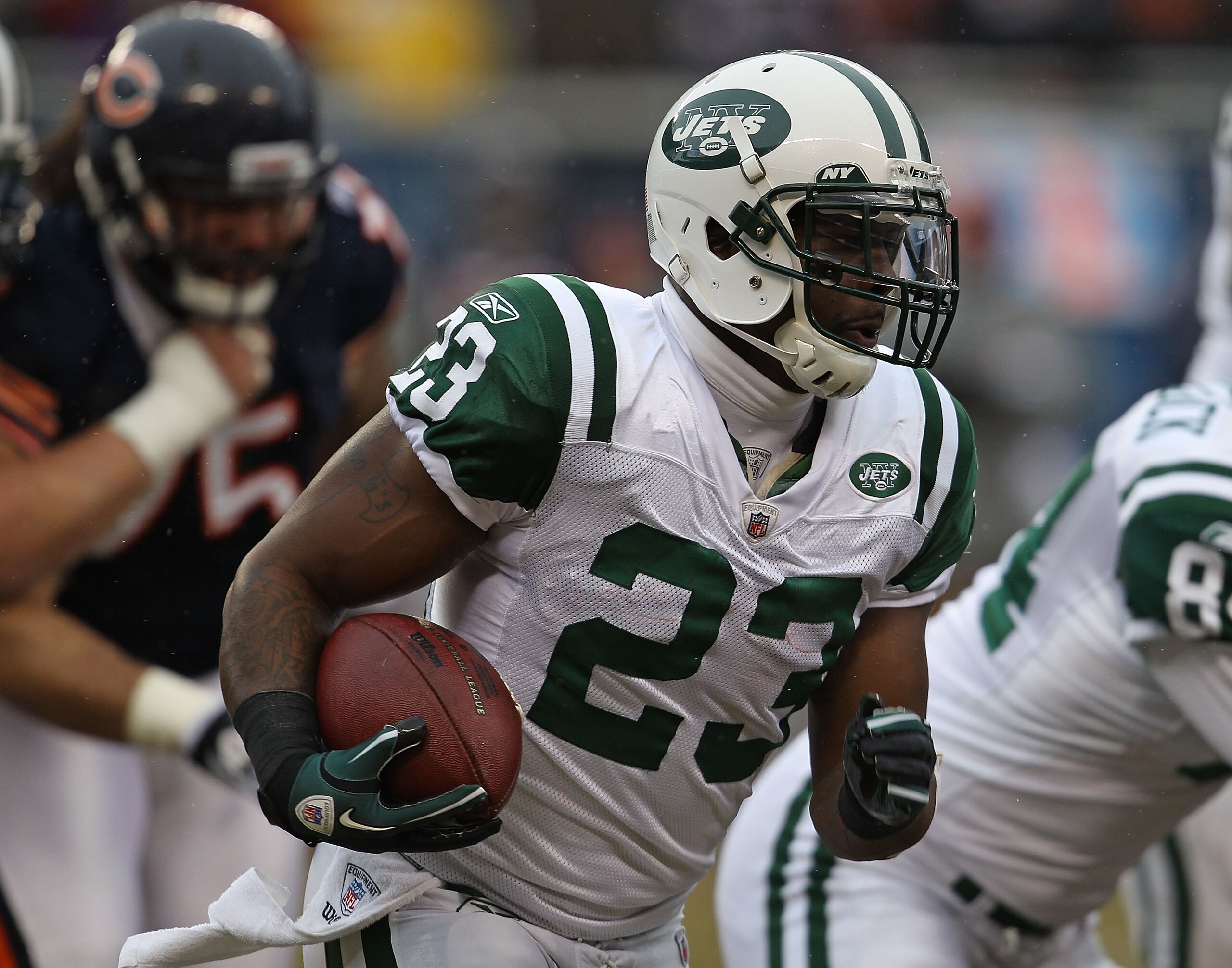 CHICAGO, IL - DECEMBER 26: Shonn Greene #23 of the New York Jets runs against the Chicago Bears at Soldier Field on December 26, 2010 in Chicago, Illinois. The Bears defeated the Jets 38-34. (Photo by Jonathan Daniel/Getty Images) CHICAGO, IL - DECEMBER 26: Shonn Greene #23 of the New York Jets runs against the Chicago Bears at Soldier Field on December 26, 2010 in Chicago, Illinois. The Bears defeated the Jets 38-34. (Photo by Jonathan Daniel/Getty Images)