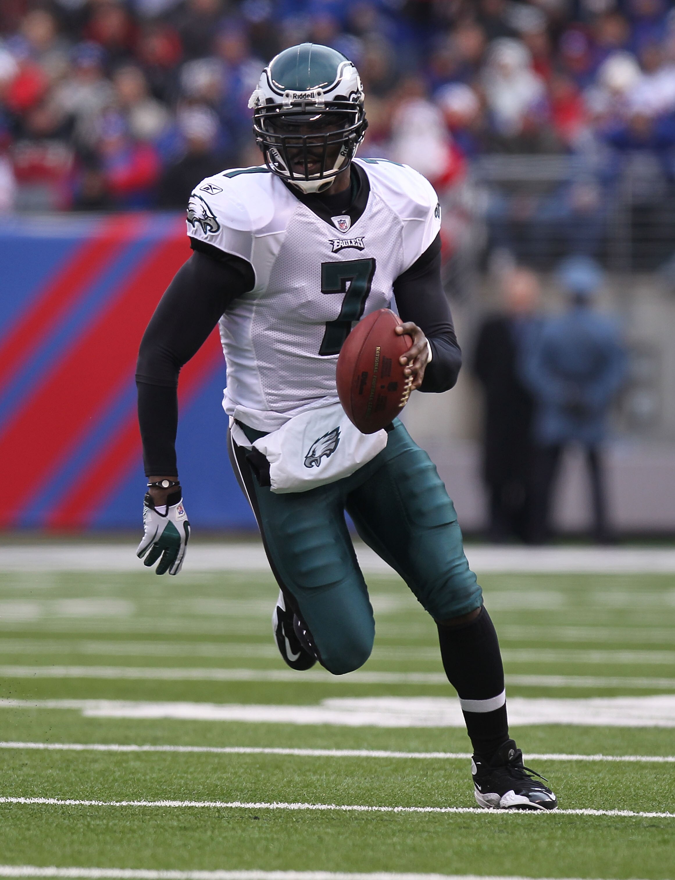 EAST RUTHERFORD, NJ - DECEMBER 19:  Michael Vick #7 of the Philadelphia Eagles rushes against the New York Giants at New Meadowlands Stadium on December 19, 2010 in East Rutherford, New Jersey.  (Photo by Nick Laham/Getty Images)