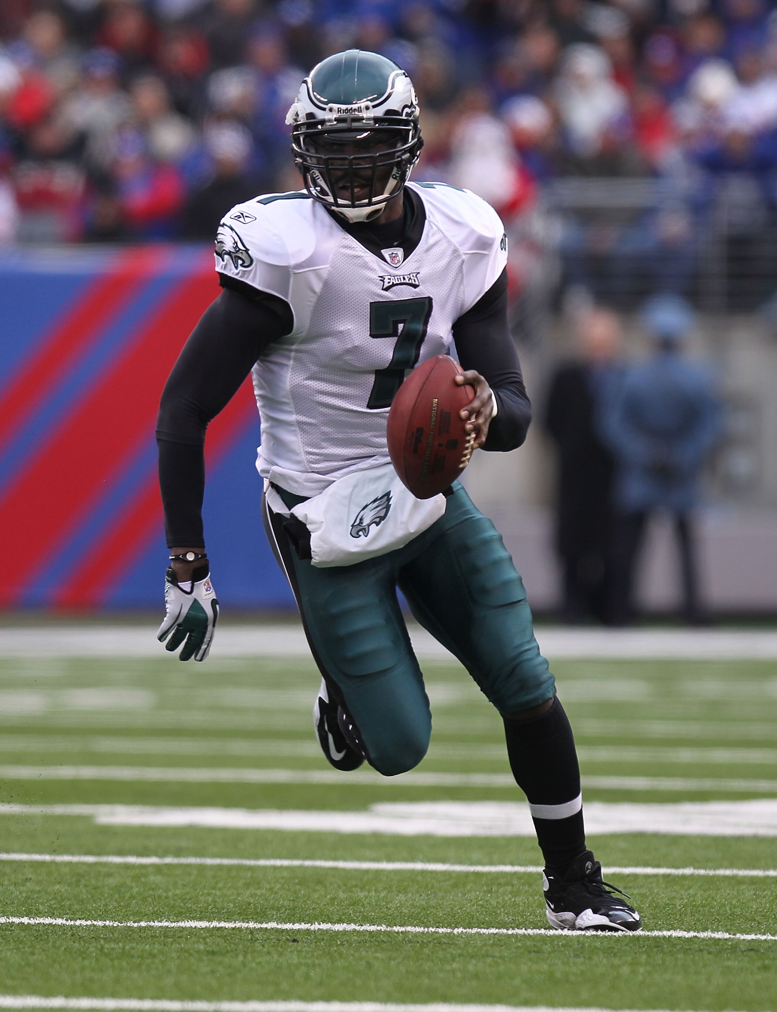 EAST RUTHERFORD, NJ - DECEMBER 19:  Michael Vick #7 of the Philadelphia Eagles rushes against the New York Giants at New Meadowlands Stadium on December 19, 2010 in East Rutherford, New Jersey.  (Photo by Nick Laham/Getty Images)