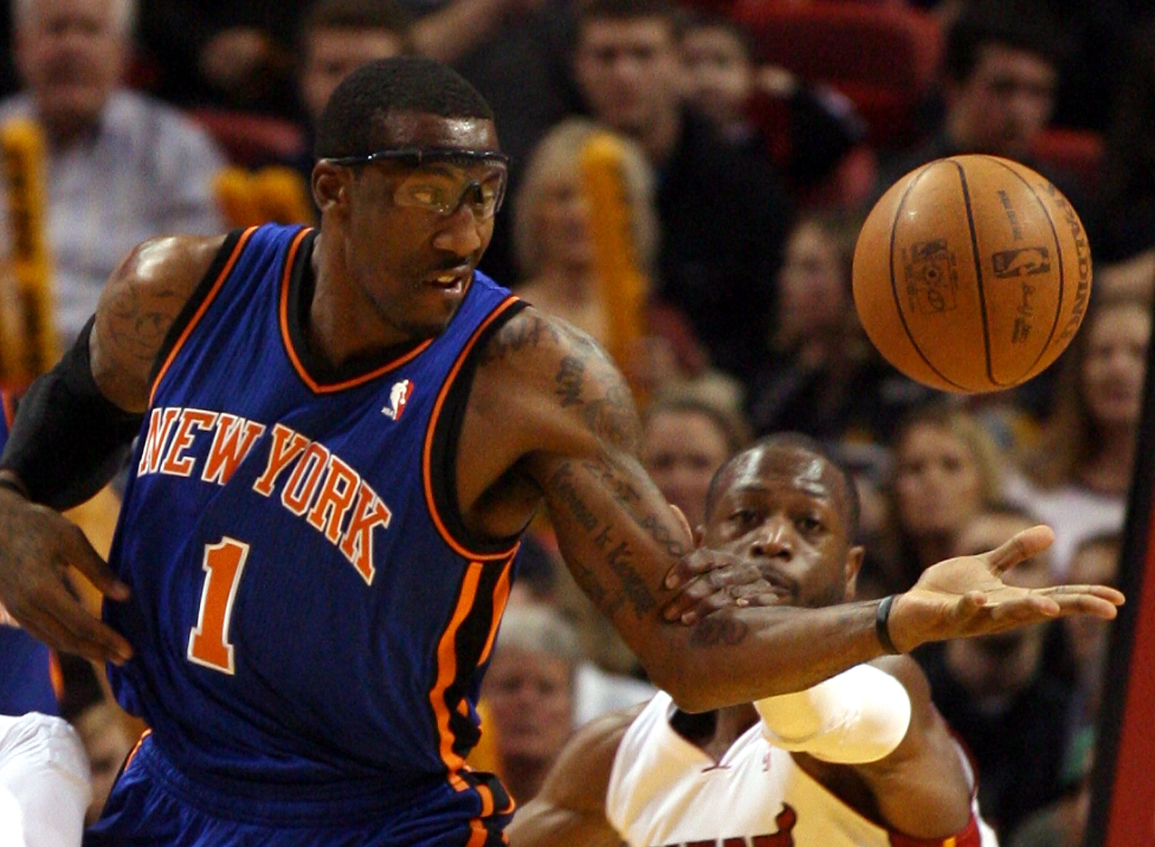 MIAMI - DECEMBER 28:  Guard Dwyane Wade #3 of the Miami Heat and Forward Amar'e Stoudemire #1 of the New York Knicks battle for the ball at American Airlines Arena on December 28, 2010 in Miami, Florida.  (Photo by Marc Serota/Getty Images)
