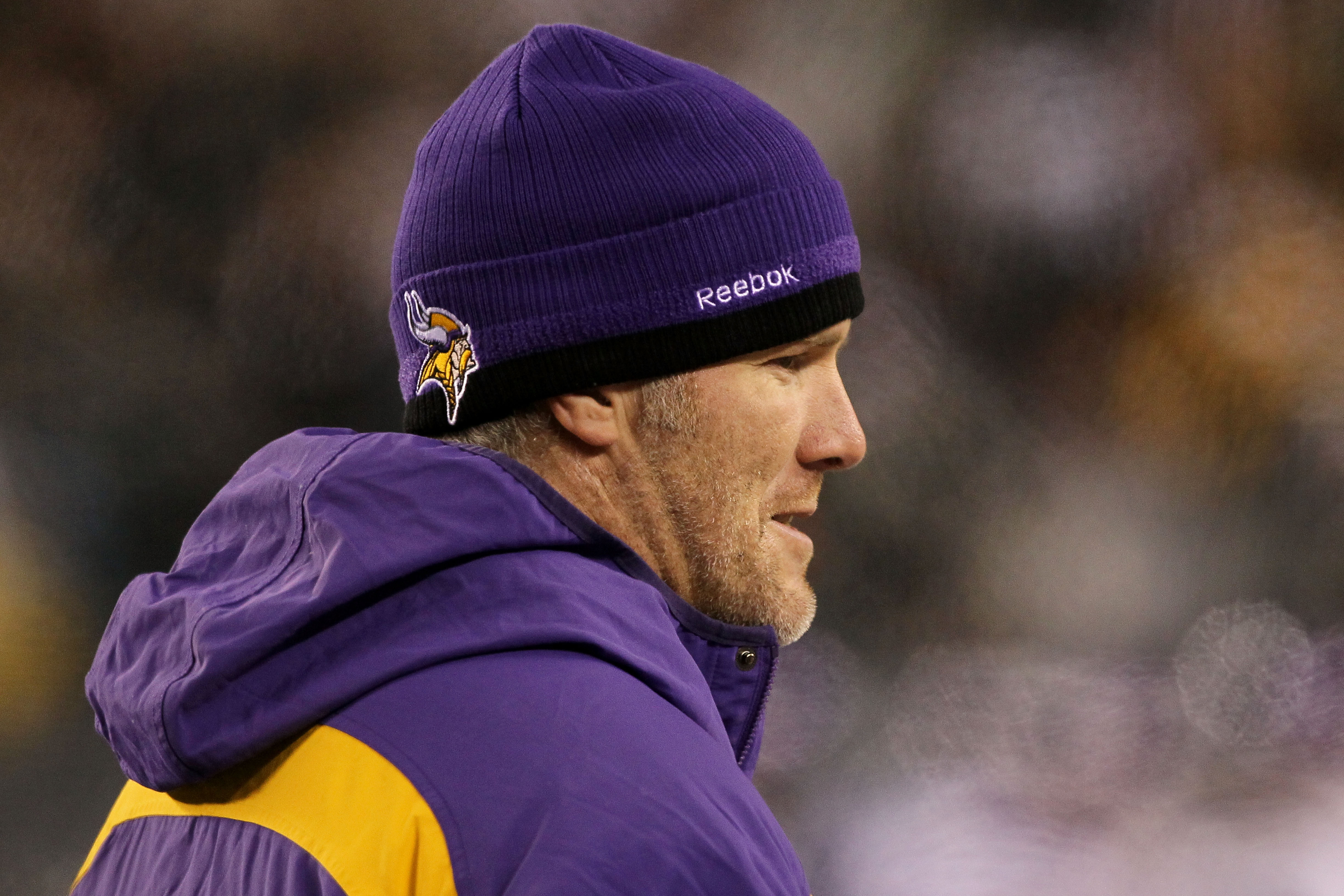 PHILADELPHIA, PA - DECEMBER 28: Injured Quarterback Brett Favre #4 of the Minnesota Vikings stands on the sidelines during thier game against the Philadelphia Eagles at Lincoln Financial Field on December 28, 2010 in Philadelphia, Pennsylvania. (Photo by