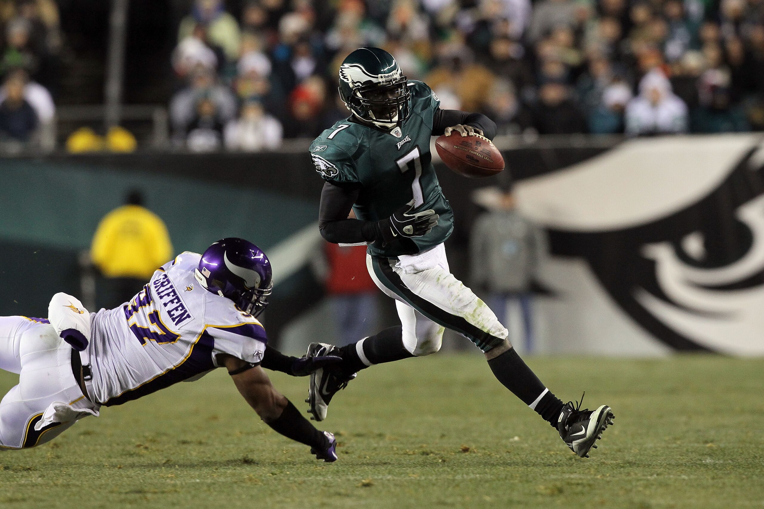 PHILADELPHIA, PA - DECEMBER 28:  Michael Vick #7 of the Philadelphia Eagles in action against the Minnesota Vikings at Lincoln Financial Field on December 26, 2010 in Philadelphia, Pennsylvania.  (Photo by Jim McIsaac/Getty Images)