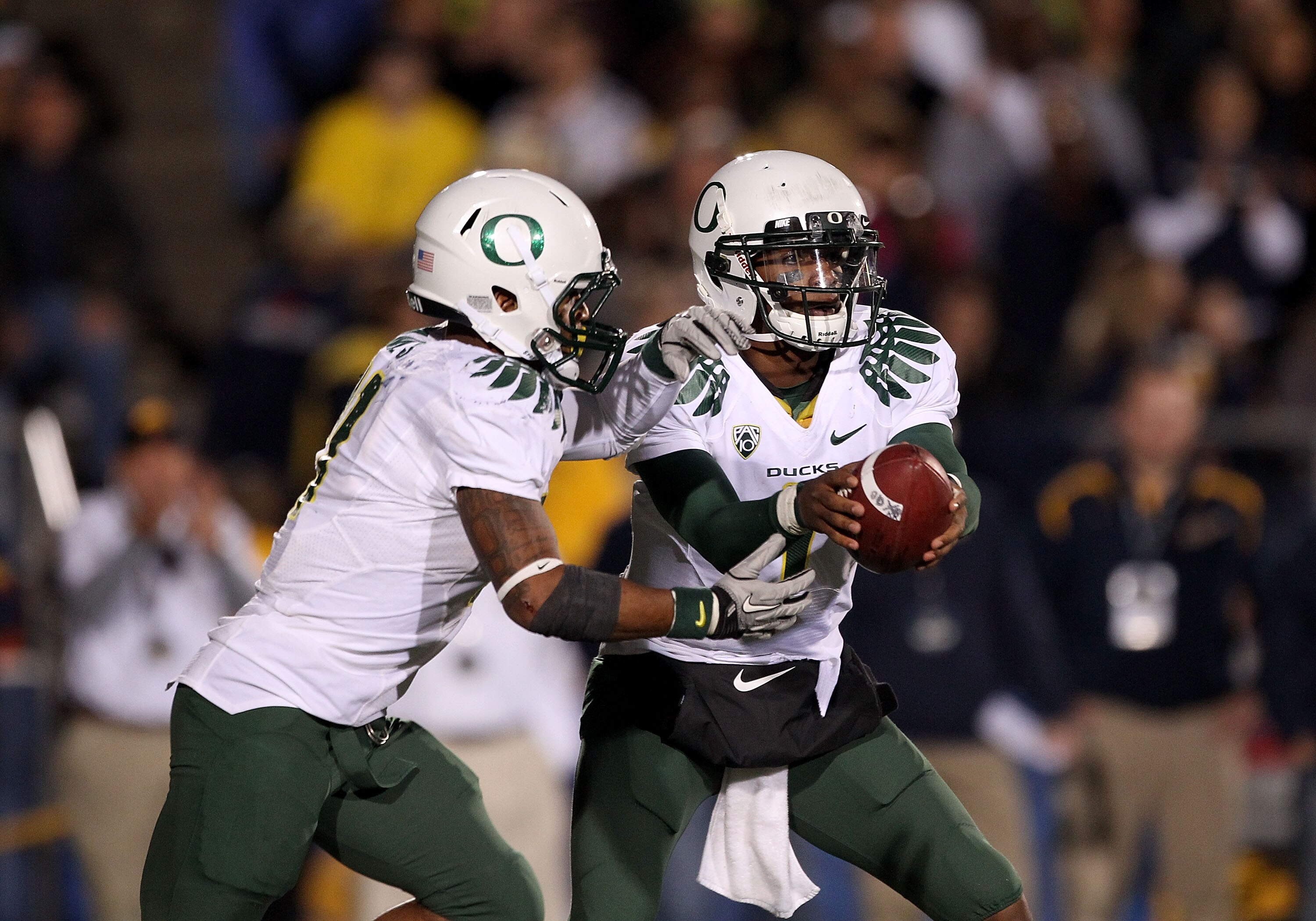 BERKELEY, CA - NOVEMBER 13:  Darron Thomas #1 of the Oregon Ducks hands off to LaMichael James #21 during their game against the California Golden Bears  at California Memorial Stadium on November 13, 2010 in Berkeley, California.  (Photo by Ezra Shaw/Get