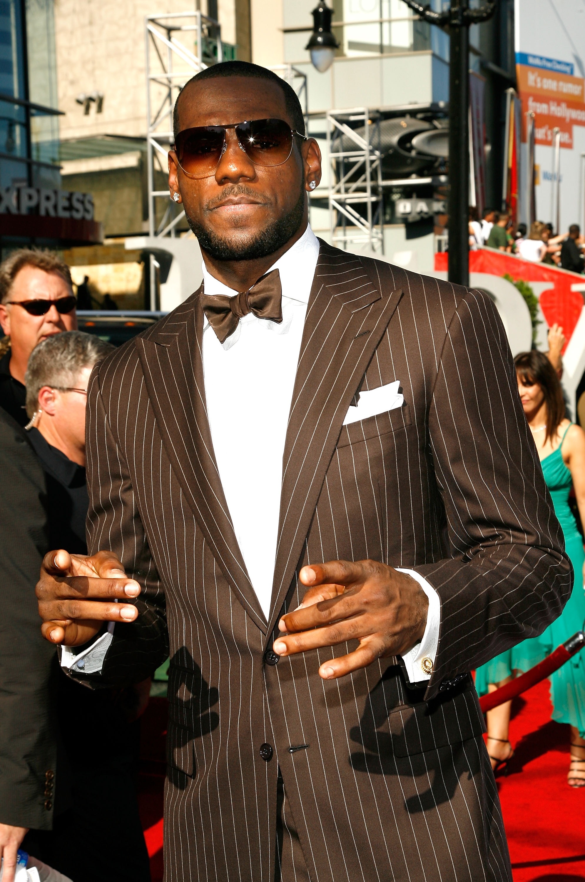 HOLLYWOOD - JULY 11:  NBA player LeBron James arrives at the 2007 ESPY Awards at the Kodak Theatre on July 11, 2007 in Hollywood, California.  (Photo by Vince Bucci/Getty Images)