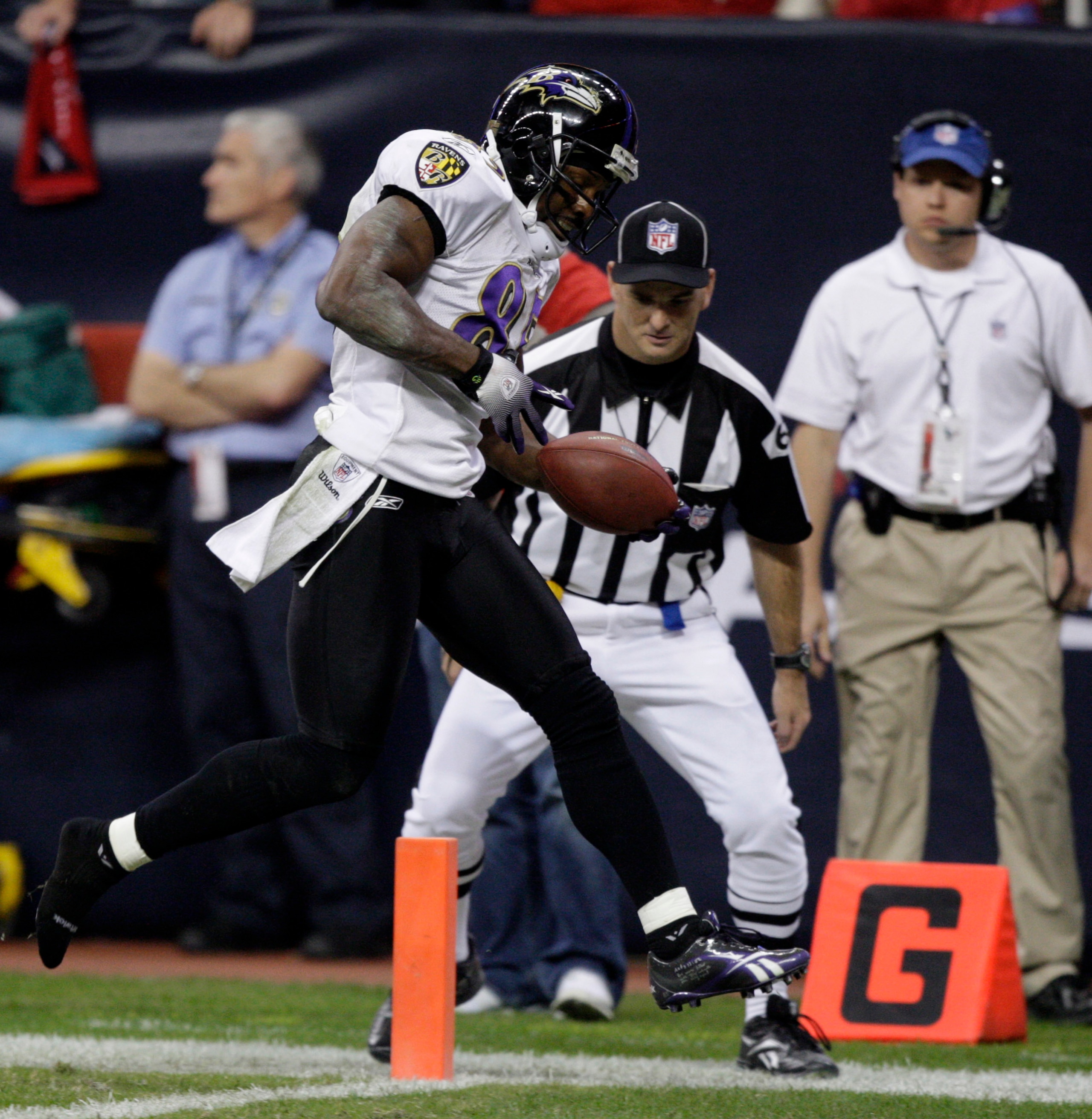 HOUSTON, TX - DECEMBER 13: Wide receiver Derrick Mason #85 of the Baltimore Ravens scores his second toudhdown of the quarter against the Houston Texans at Reliant Stadium on December 13, 2010 in Houston, Texas. (Photo by Bob Levey/Getty Images) HOUSTON, TX - DECEMBER 13: Wide receiver Derrick Mason #85 of the Baltimore Ravens scores his second toudhdown of the quarter against the Houston Texans at Reliant Stadium on December 13, 2010 in Houston, Texas. (Photo by Bob Levey/Getty Images)