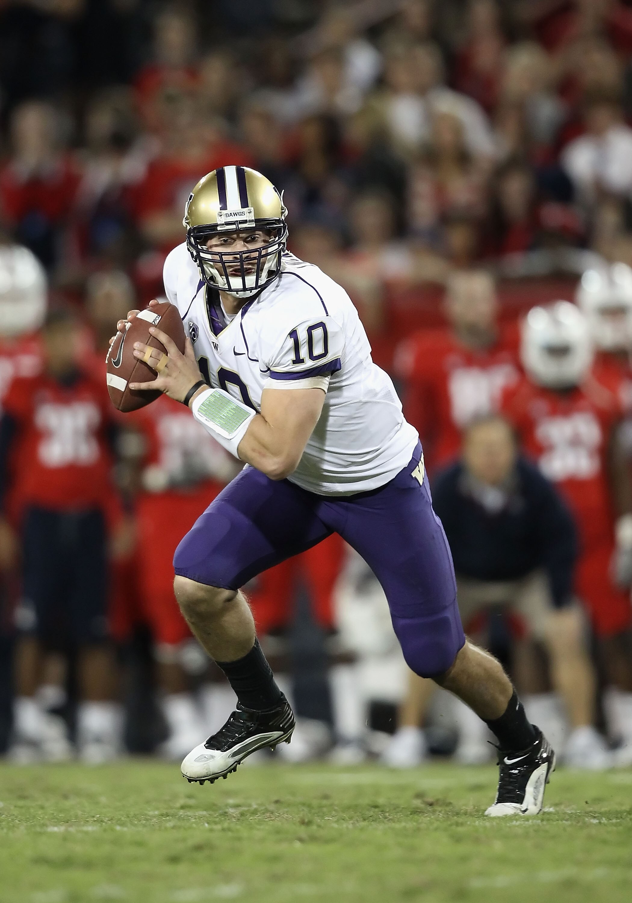 TUCSON, AZ - OCTOBER 23:  Quarterback Jake Locker #10 of the Washington Huskies drops back to pass during the college football game against the Arizona Wildcats at Arizona Stadium on October 23, 2010 in Tucson, Arizona. The Wildcats defeated the Huskies 4
