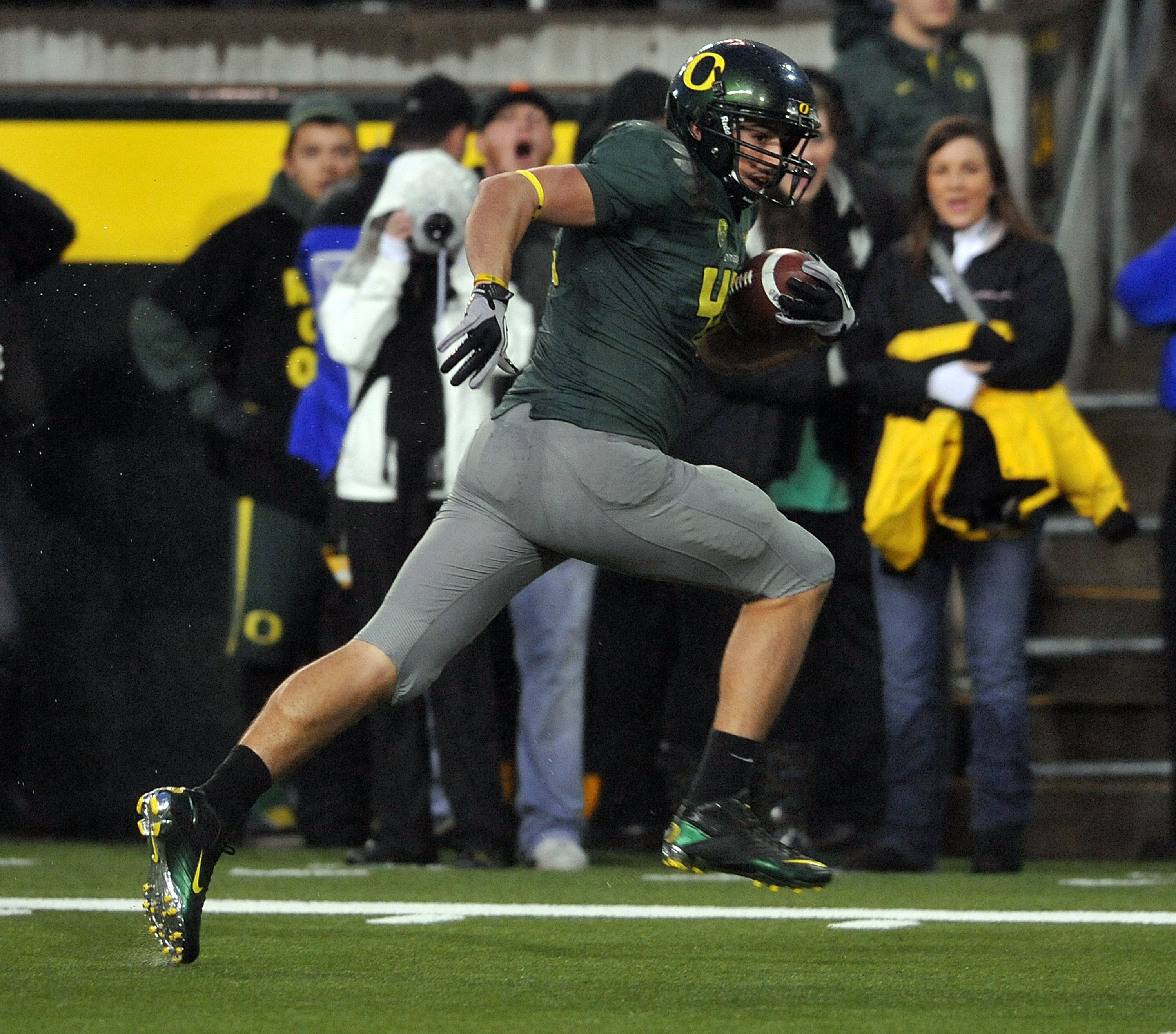 EUGENE, OR - NOVEMBER 26: Tight end David Paulson #42 of the Oregon Ducks heads to the end zone and a touchdown in the first quarter of the game against the Arizona Wildcats at Autzen Stadium on November 26, 2010 in Eugene, Oregon. The Ducks won the game
