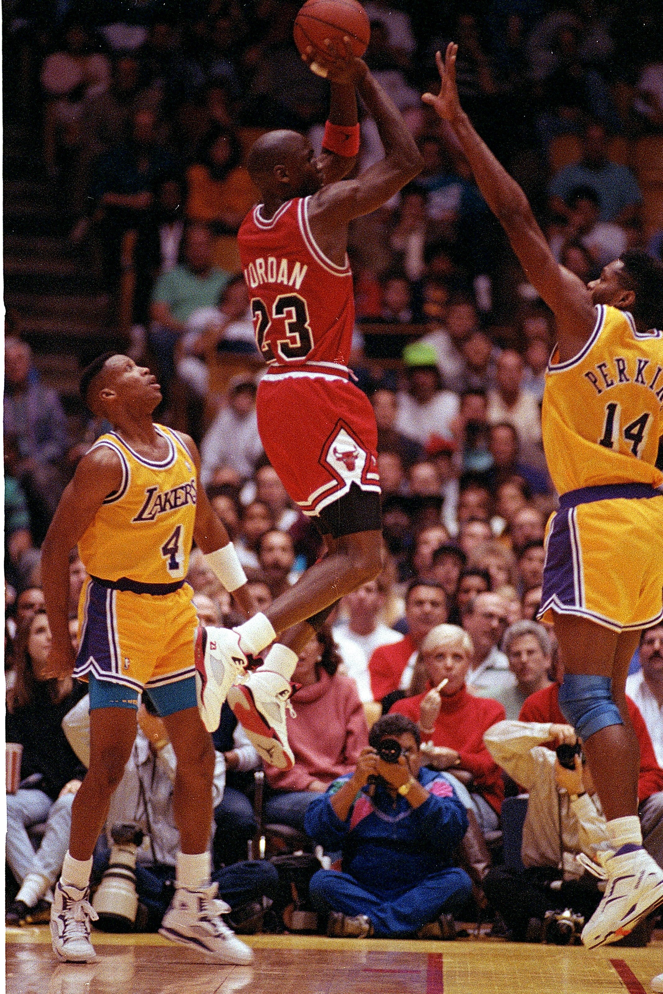 3 Feb 1991:  Michael Jordan #23 of the Chicago Bulls jumps to make a basket during a game against the Los Angeles Lakers.   Mandatory Credit: Stephen Wade  /Allsport