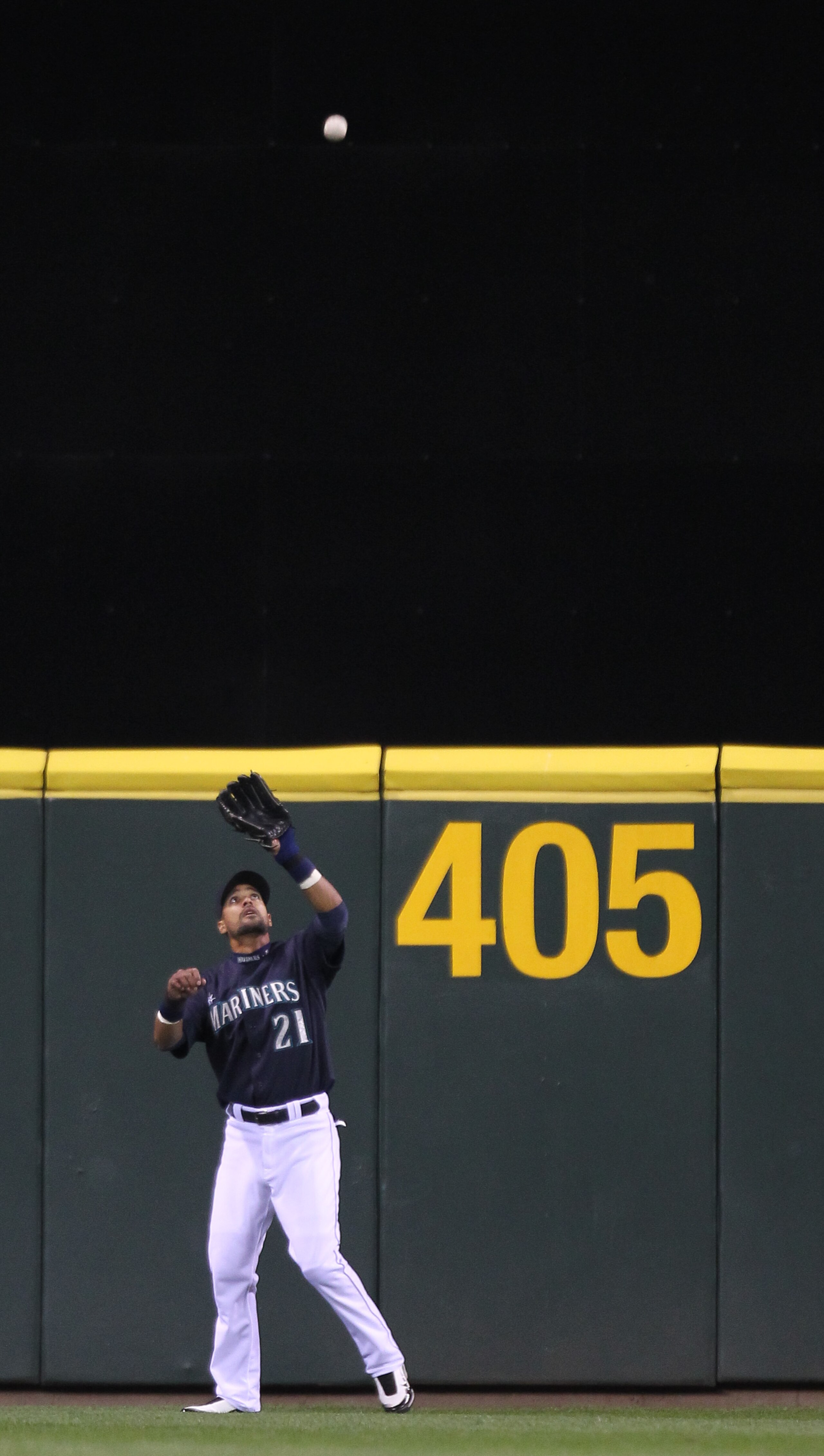 SEATTLE - SEPTEMBER 13:  Center fielder Franklin Gutierrez #21 of the Seattle Mariners catches a fly ball by Adrian Beltre #29 of the Boston Red Sox at Safeco Field on September 13, 2010 in Seattle, Washington. (Photo by Otto Greule Jr/Getty Images)