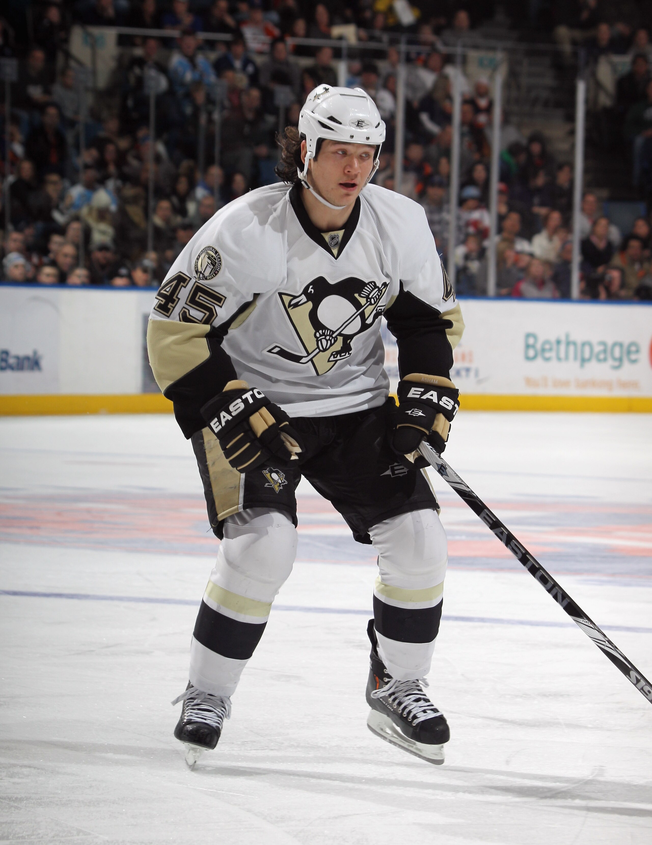 UNIONDALE, NY - DECEMBER 29:  Arron Asham #45 of the Pittsburgh Penguins skates against the New York Islanders at the Nassau Coliseum on December 29, 2010 in Uniondale, New York. The Islanders defeated the Penguins 2-1 in the shootout.  (Photo by Bruce Be