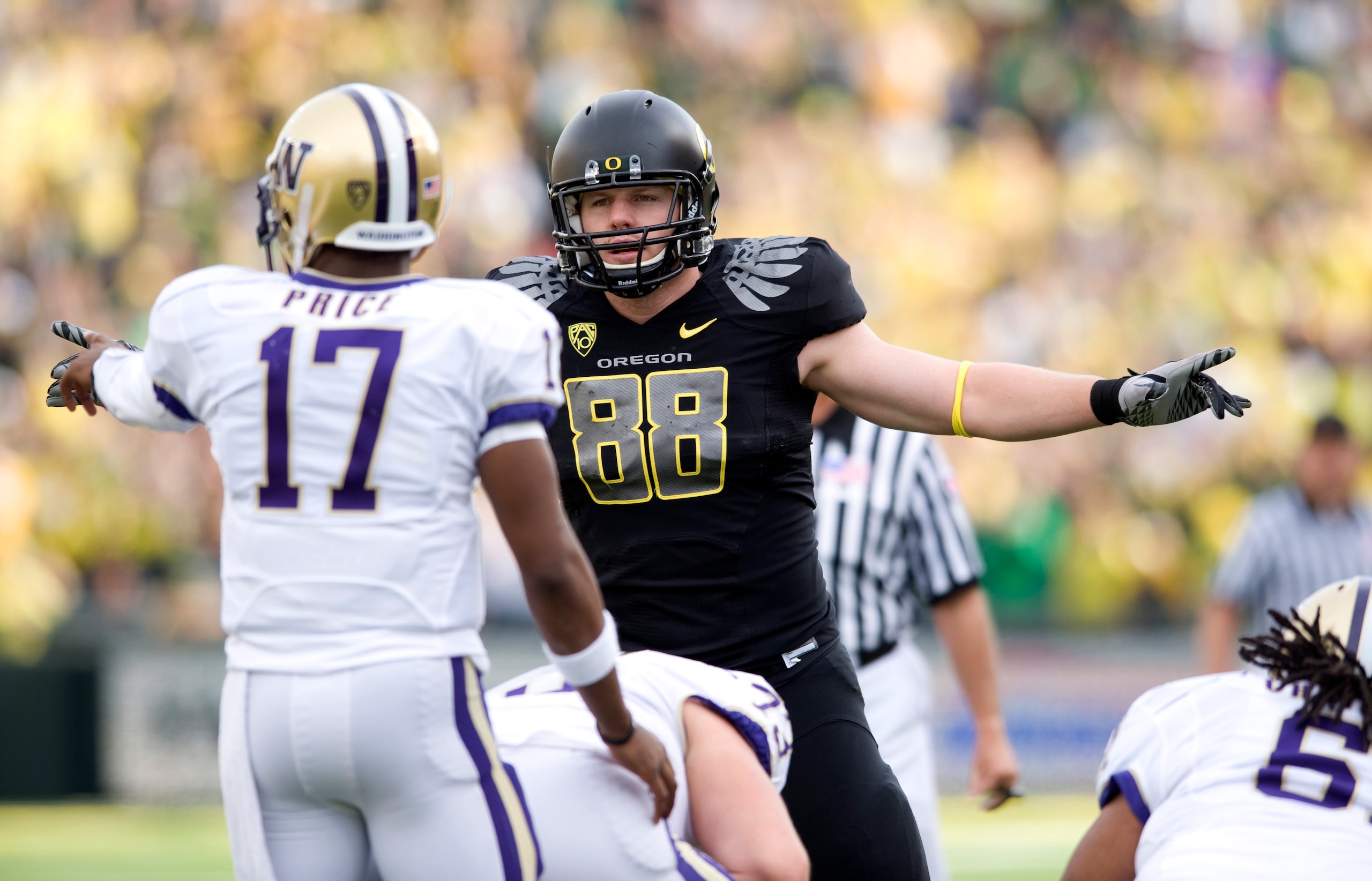 EUGENE, OR - NOVEMBER 06: Defensive end Brandon Bair #88 of the Oregon Ducks calls out defensive adjustments as quarterback Keith Price #17 of the Washington Huskies does the same for his offense in the first quarter of the game  at Autzen Stadium on Nove