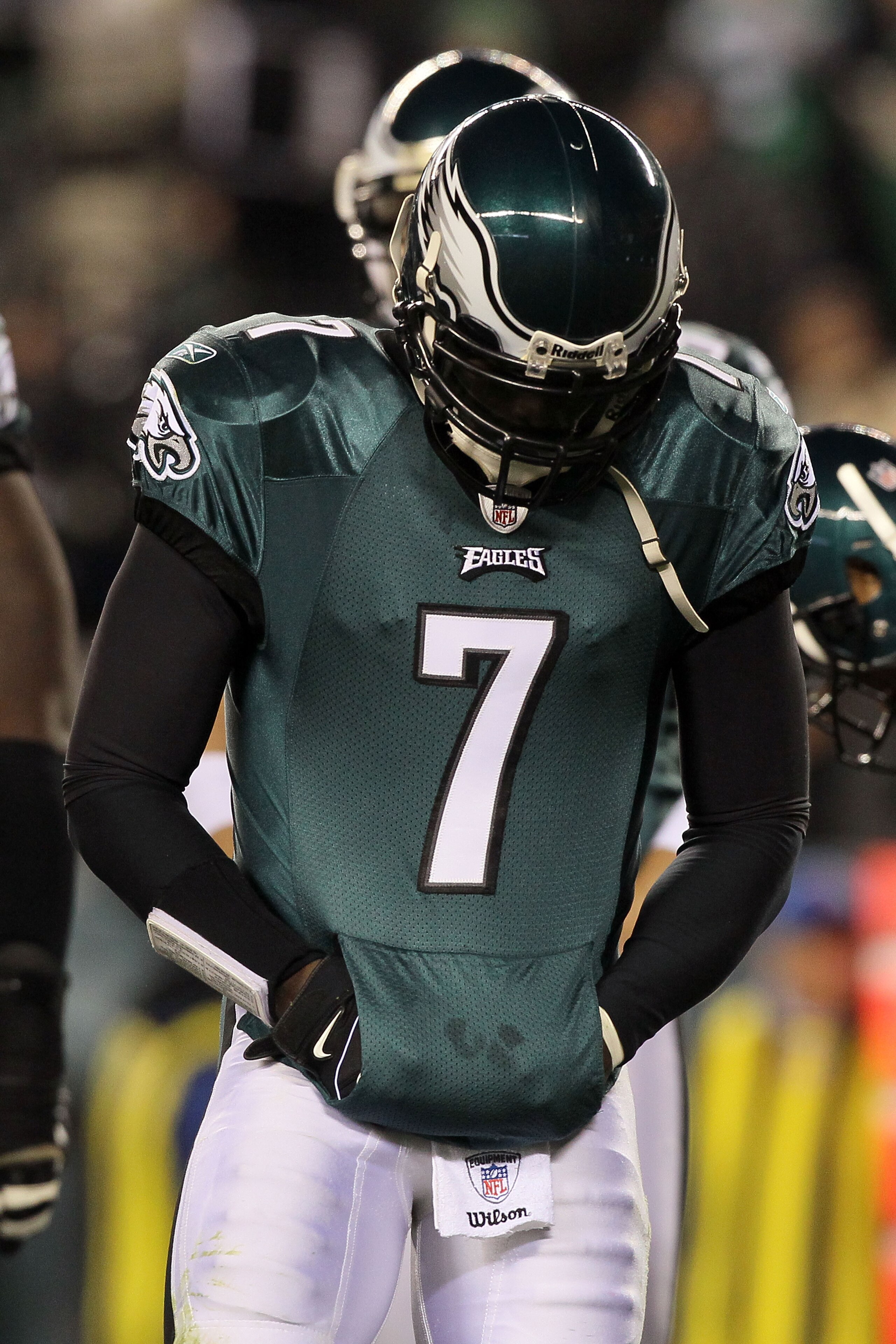 PHILADELPHIA, PA - DECEMBER 28:  Michael Vick #7 of the Philadelphia Eagles in action against the Minnesota Vikings at Lincoln Financial Field on December 26, 2010 in Philadelphia, Pennsylvania.  (Photo by Jim McIsaac/Getty Images)