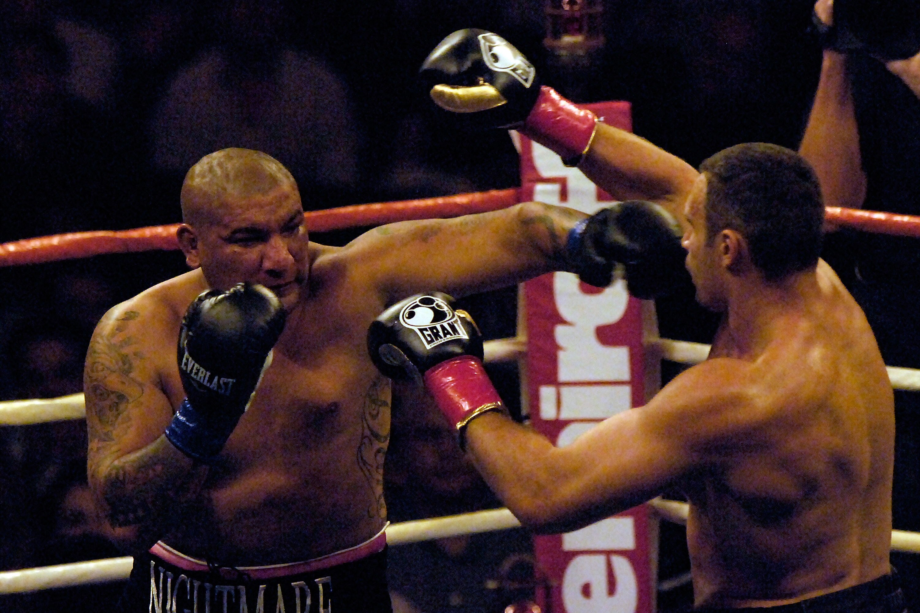 LOS ANGELES, CA - SEPTEMBER 26:  Chris Arreola Throws a left hand against opponent Vitali Klitschko on September 26, 2009 in Los Angeles, California.  (Photo by Jacob de Golish/Getty Images)