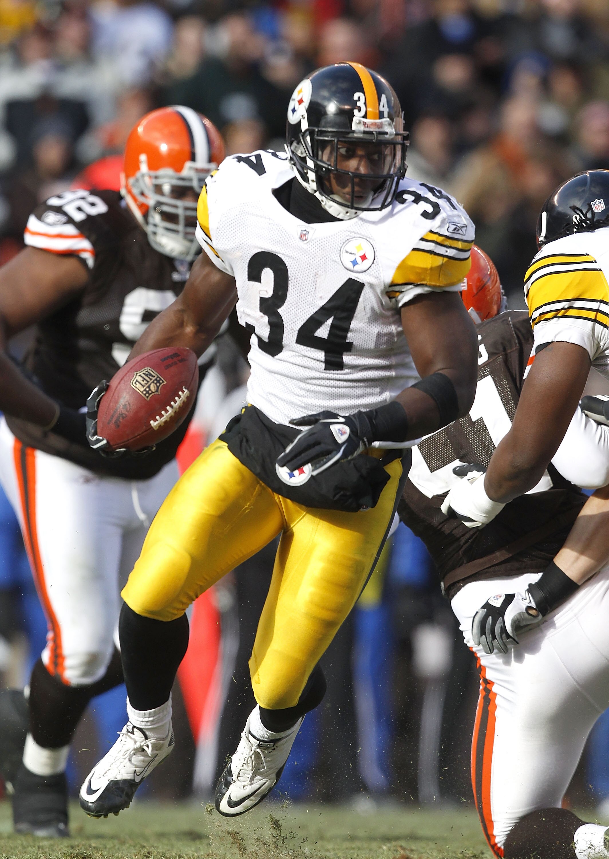 CLEVELAND, OH - JANUARY 02:  Runningback Rashard Mendenhall #34 of the Pittsburgh Steelers runs the ball against the Cleveland Browns at Cleveland Browns Stadium on January 2, 2011 in Cleveland, Ohio.  (Photo by Matt Sullivan/Getty Images)