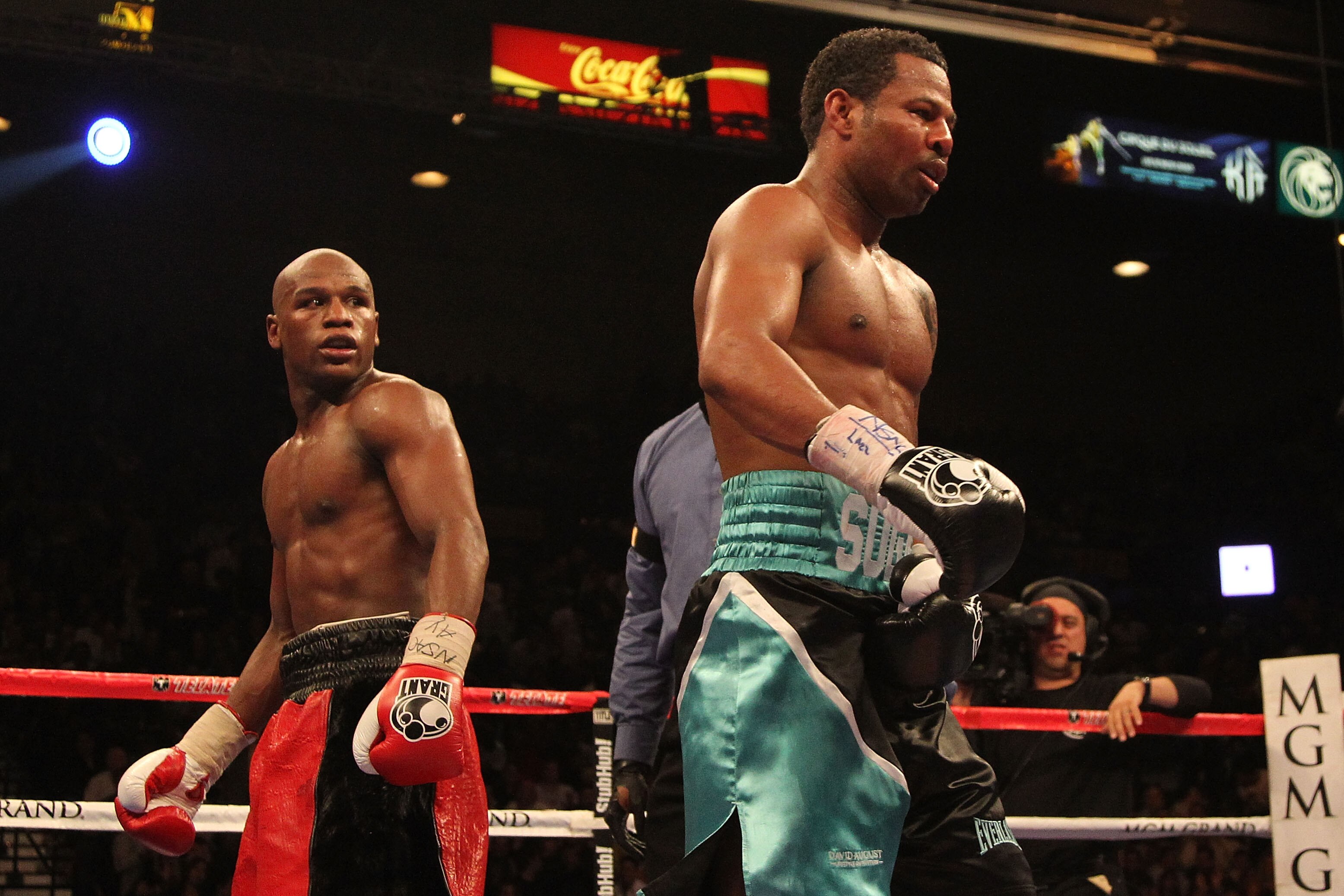 LAS VEGAS - MAY 01:  (L-R) Floyd Mayweather Jr. looks over at Shane Mosley as he walks to his corner during the welterweight fight at the MGM Grand Garden Arena on May 1, 2010 in Las Vegas, Nevada.  (Photo by Jed Jacobsohn/Getty Images)