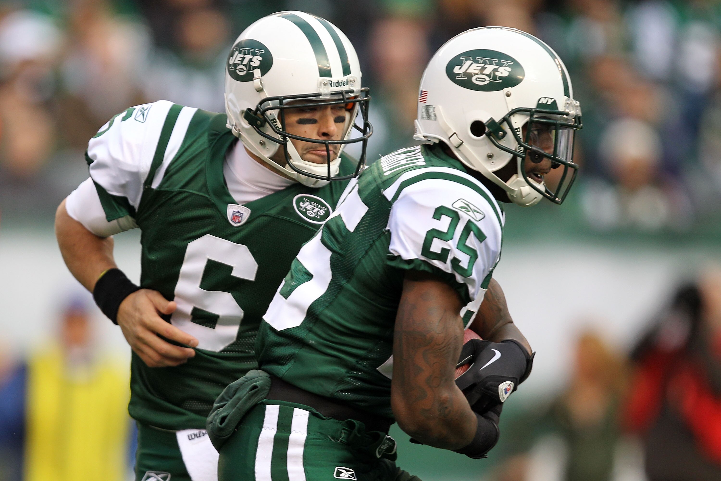 EAST RUTHERFORD, NJ - JANUARY 02:  Mark Sanchez #6 hands off to Joe McKnight #25 of the New York Jets against the Buffalo Bills at New Meadowlands Stadium on January 2, 2011 in East Rutherford, New Jersey.  (Photo by Michael Heiman/Getty Images)