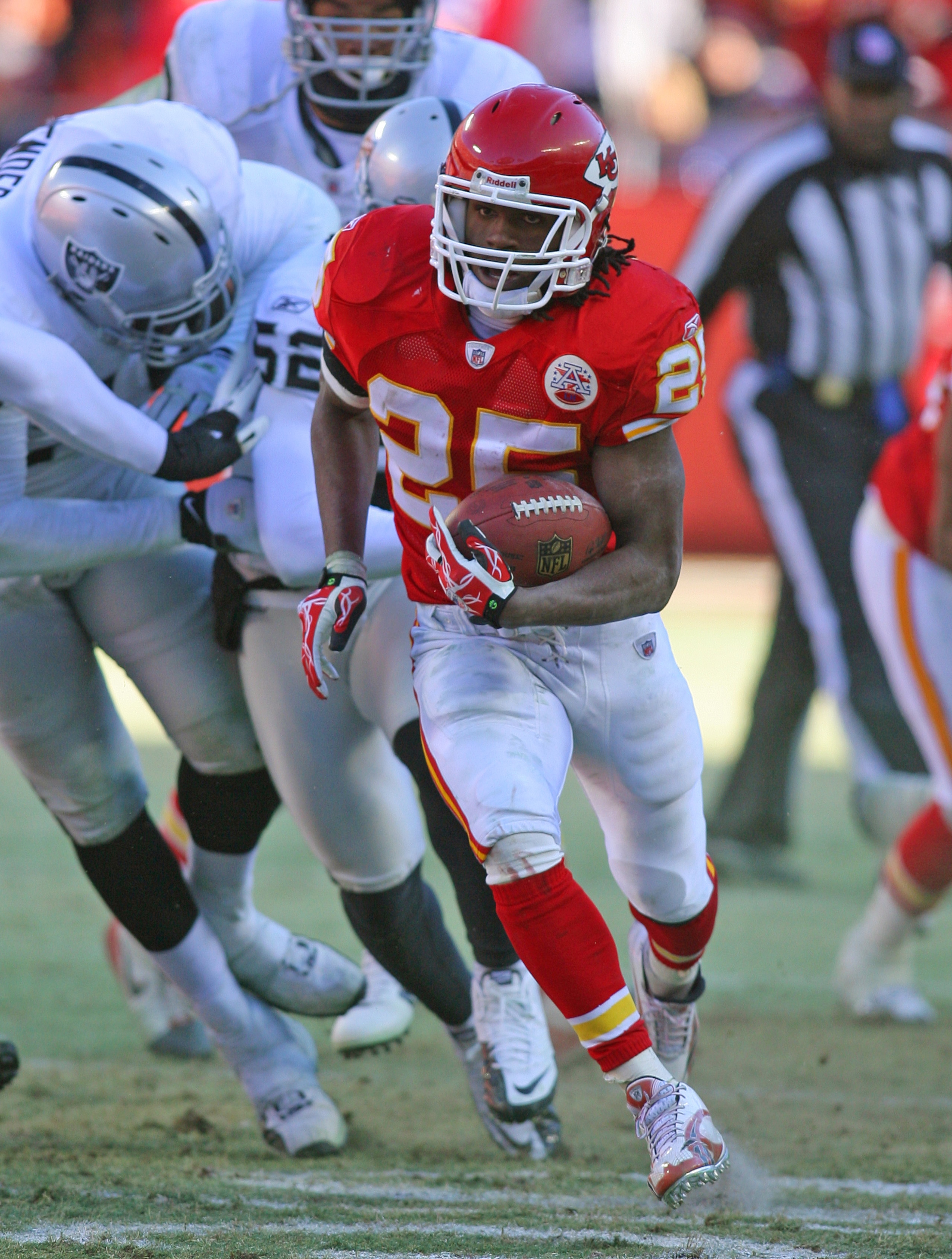 KANSAS CITY, MO - JANUARY 02:  Running back Jamaal Charles #25 of the Kansas City Chiefs runs down field in a game against the Oakland Raiders at Arrowhead Stadium on January 2, 2011 in Kansas City, Missouri.  The Raiders won 31-10 (Photo by Tim Umphrey/G