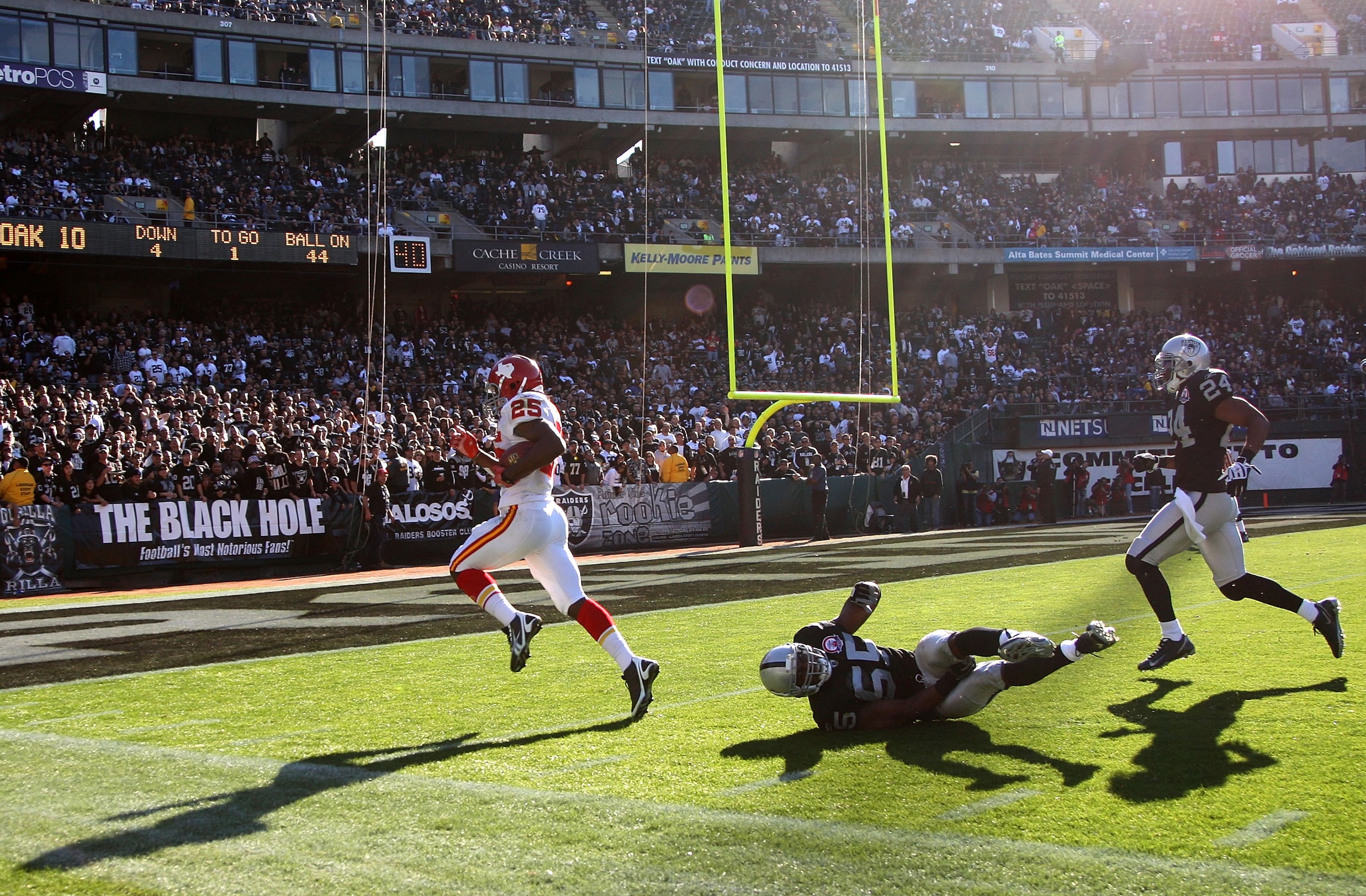 OAKLAND, CA - NOVEMBER 15:  Jamaal Charles #25 of the Kansas City Chiefs runs for a touchdown against Jon Alston #55 of the Oakland Raiders during an NFL game  at Oakland-Alameda County Coliseum on November 15, 2009 in Oakland, California.  (Photo by Jed