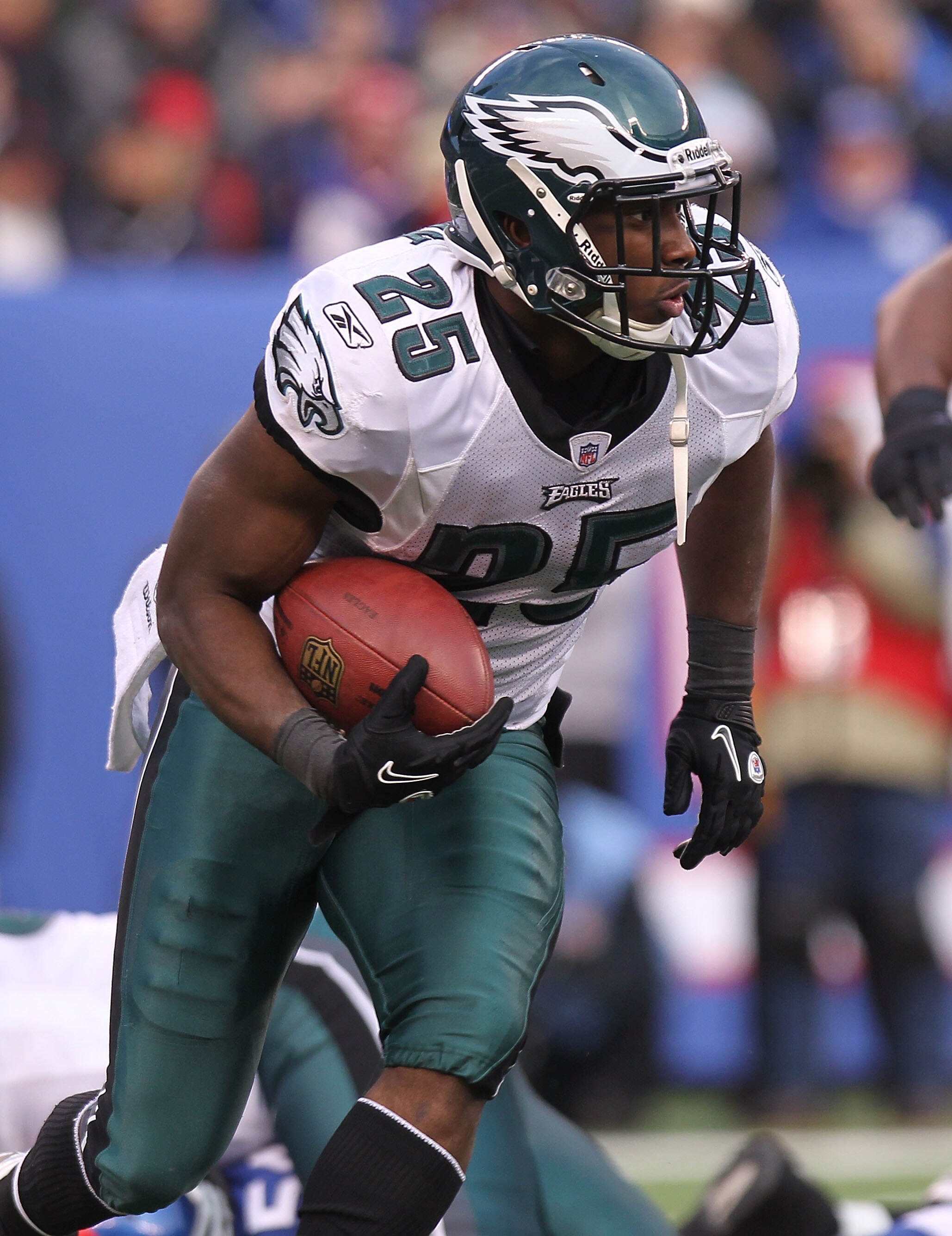 EAST RUTHERFORD, NJ - DECEMBER 19:  LeSean McCoy #25 of the Philadelphia Eagles rushes against the New York Giants at New Meadowlands Stadium on December 19, 2010 in East Rutherford, New Jersey.  (Photo by Nick Laham/Getty Images)