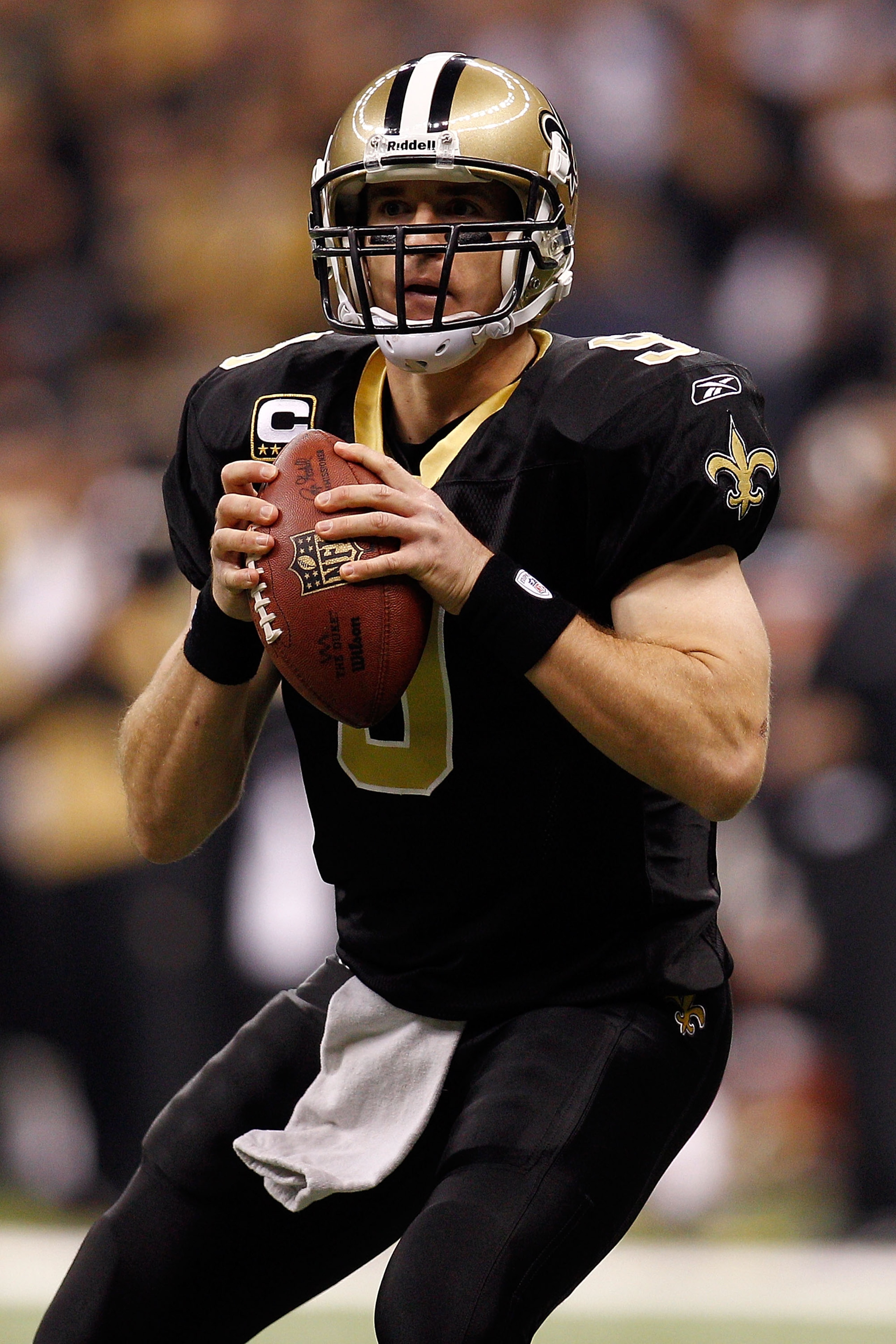 NEW ORLEANS, LA - JANUARY 02:  Drew Brees #9 of the New Orleans Saints looks to throw a pass during the game against the Tampa Bay Buccaneers at the Louisiana Superdome on January 2, 2011 in New Orleans, Louisiana.  (Photo by Chris Graythen/Getty Images)