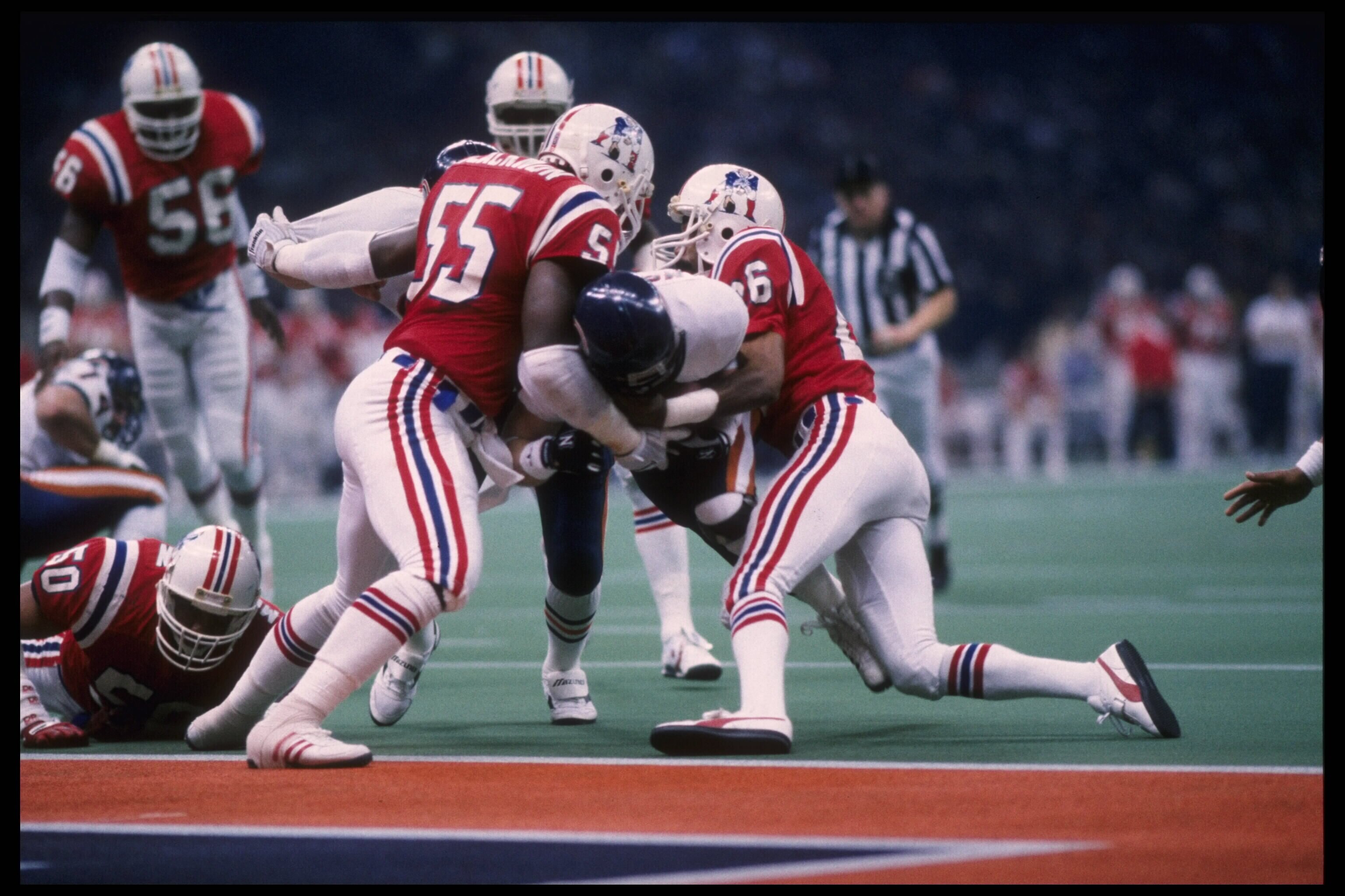 NEW ORLEANS - JANUARY 26: Quarterback Jim McMahon #9 of the Chicago Bears runs for a touchdown as Don Blackmon #55 and Raymond Clayborn #26 of the New England Patriots try to hold him during Super Bowl XX at the Louisiana Superdome in New Orleans, Louisia