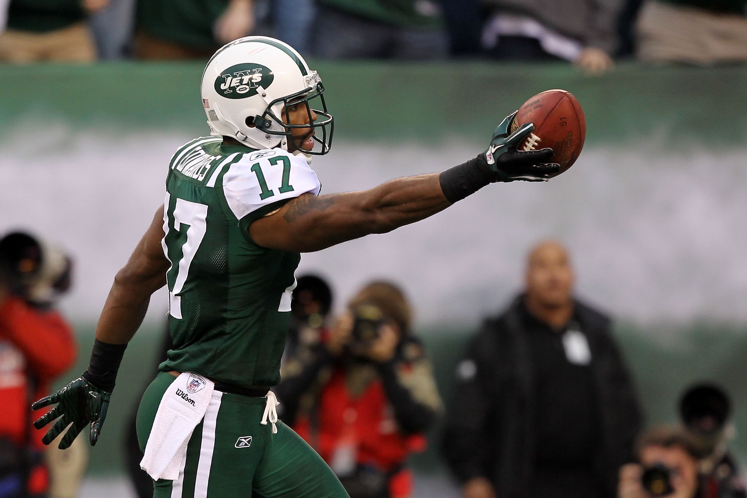 EAST RUTHERFORD, NJ - JANUARY 02:  Braylon Edwards #17 of the New York Jets makes a third quarter touchdown against the Buffalo Bills at New Meadowlands Stadium on January 2, 2011 in East Rutherford, New Jersey.  (Photo by Al Bello/Getty Images)