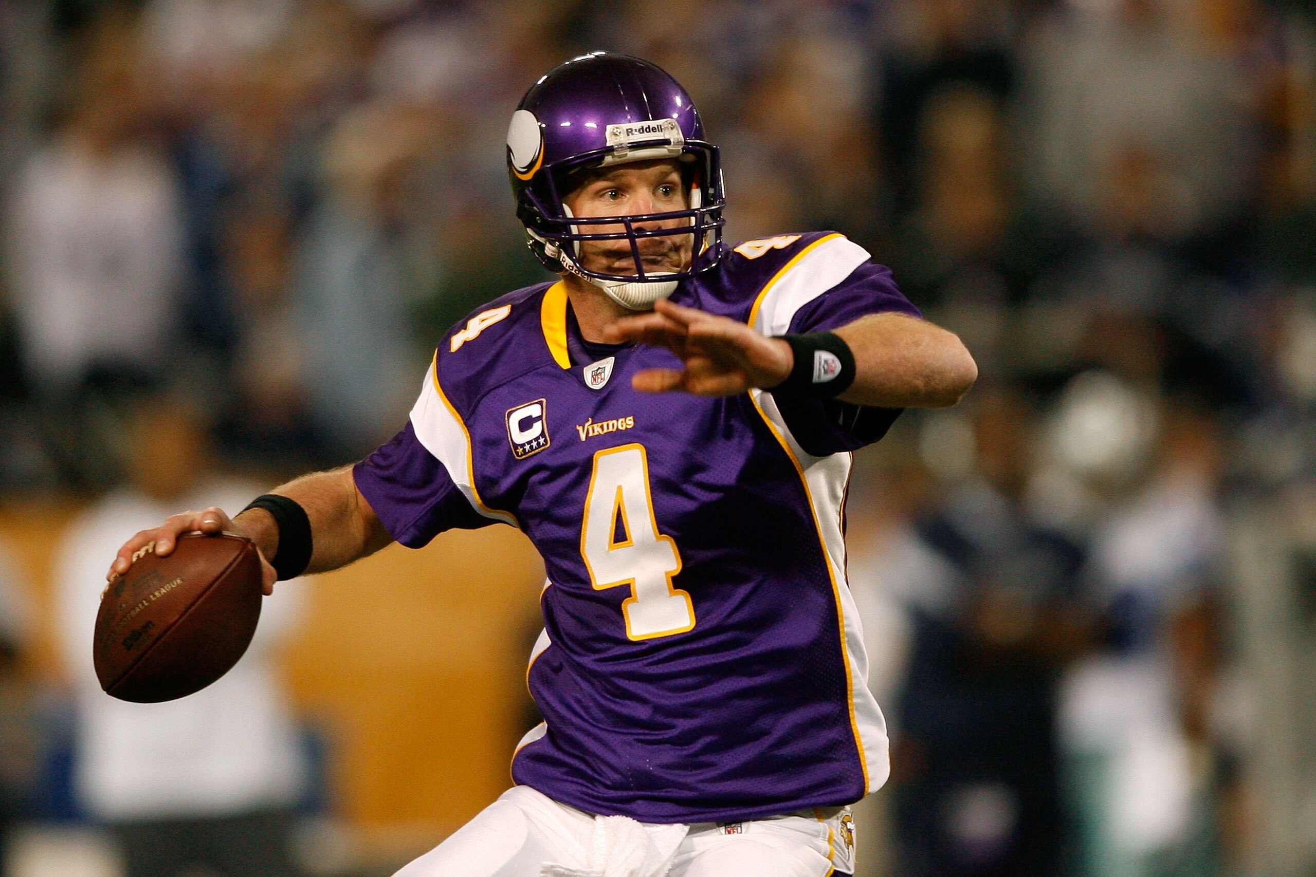 MINNEAPOLIS - JANUARY 17:  Quarterback Brett Favre #4 of the Minnesota Vikings looks to pass against the Dallas Cowboys during the NFC Divisional Playoff Game at Hubert H. Humphrey Metrodome on January 17, 2010 in Minneapolis, Minnesota.  (Photo by Elsa/G