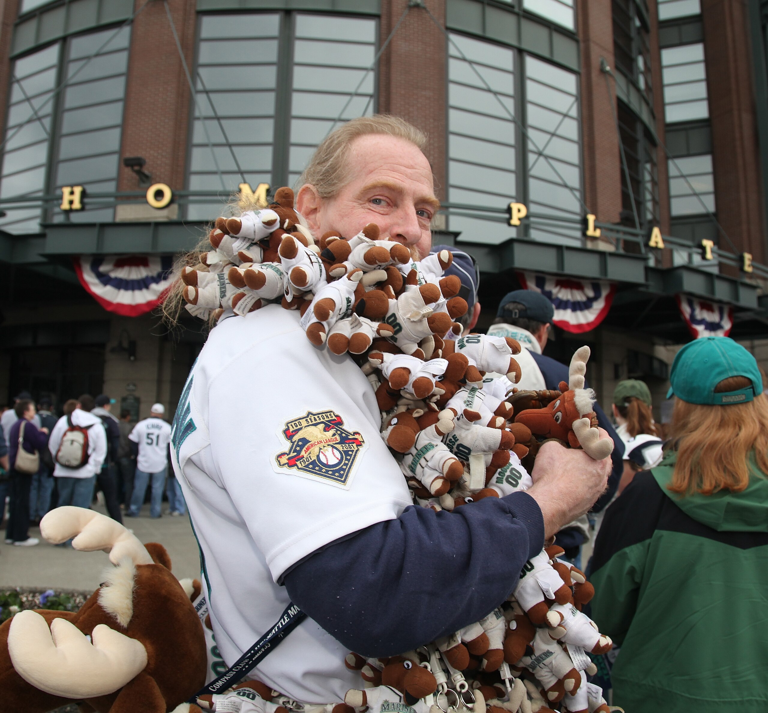 SEATTLE - APRIL 12:  A fan of the Seattle Mariners waits to enter the ballpark prior to the Mariners' home opener against the Oakland Athletics at Safeco Field on April 12, 2010 in Seattle, Washington. (Photo by Otto Greule Jr/Getty Images)