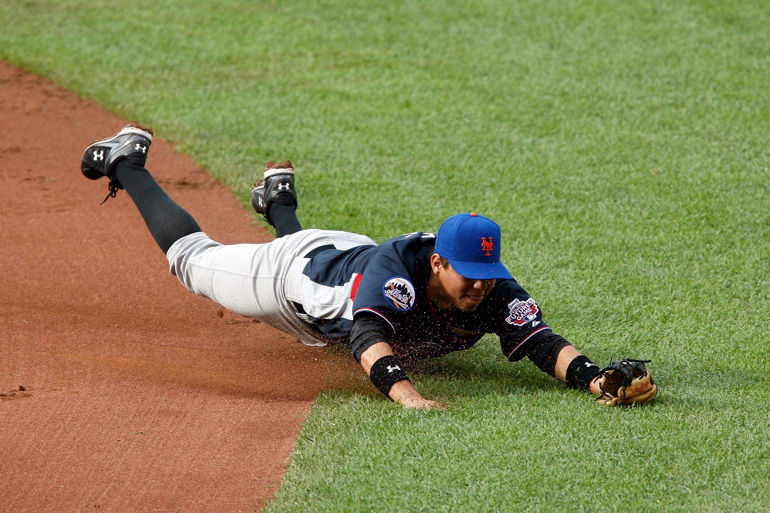 ST LOUIS, MO - JULY 12:  World Futures All-Star Wilmer Flores of the New York Mets dives to make a play during the 2009 XM All-Star Futures Game at Busch Stadium on July 12, 2009 the in St. Louis, Missouri.  (Photo by Dilip Vishwanat/Getty Images)