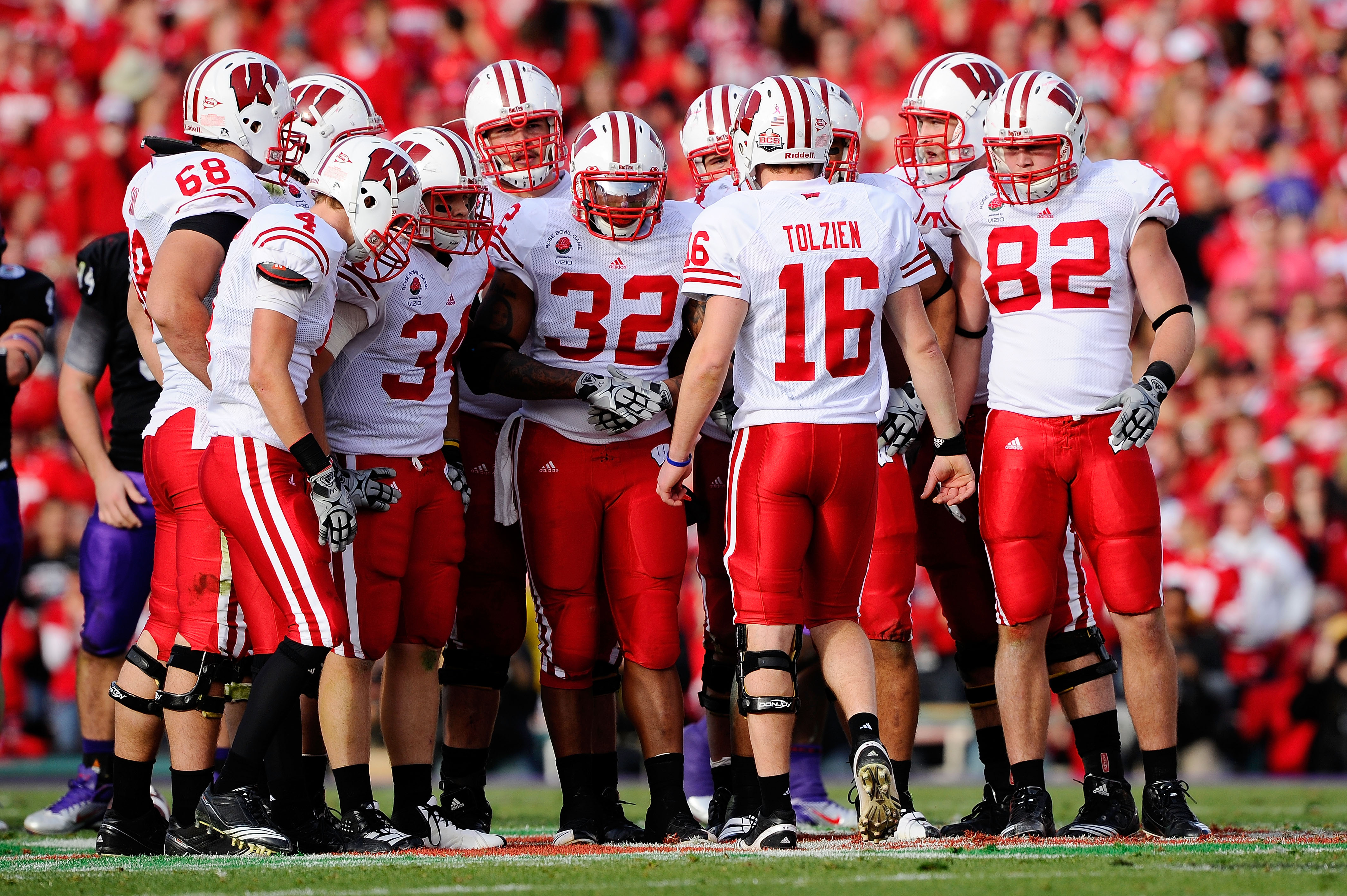 PASADENA, CA - JANUARY 01:  The Wisconsin Badgers huddle together during their game against the TCU Horned Frogs in the 97th Rose Bowl game on January 1, 2011 in Pasadena, California.  (Photo by Kevork Djansezian/Getty Images)
