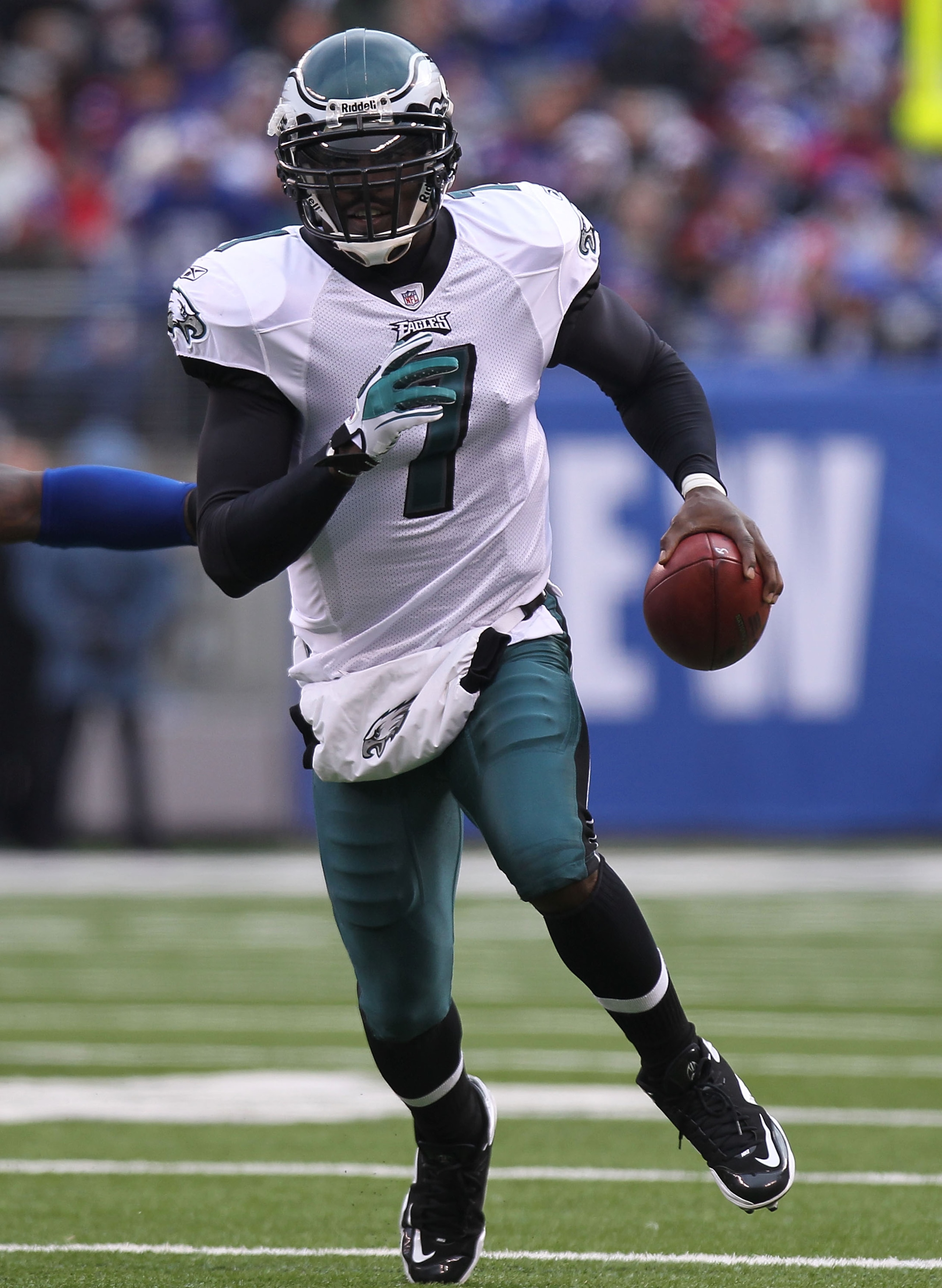 EAST RUTHERFORD, NJ - DECEMBER 19:  Michael Vick #7 of the Philadelphia Eagles rushes against the New York Giants at New Meadowlands Stadium on December 19, 2010 in East Rutherford, New Jersey.  (Photo by Nick Laham/Getty Images)