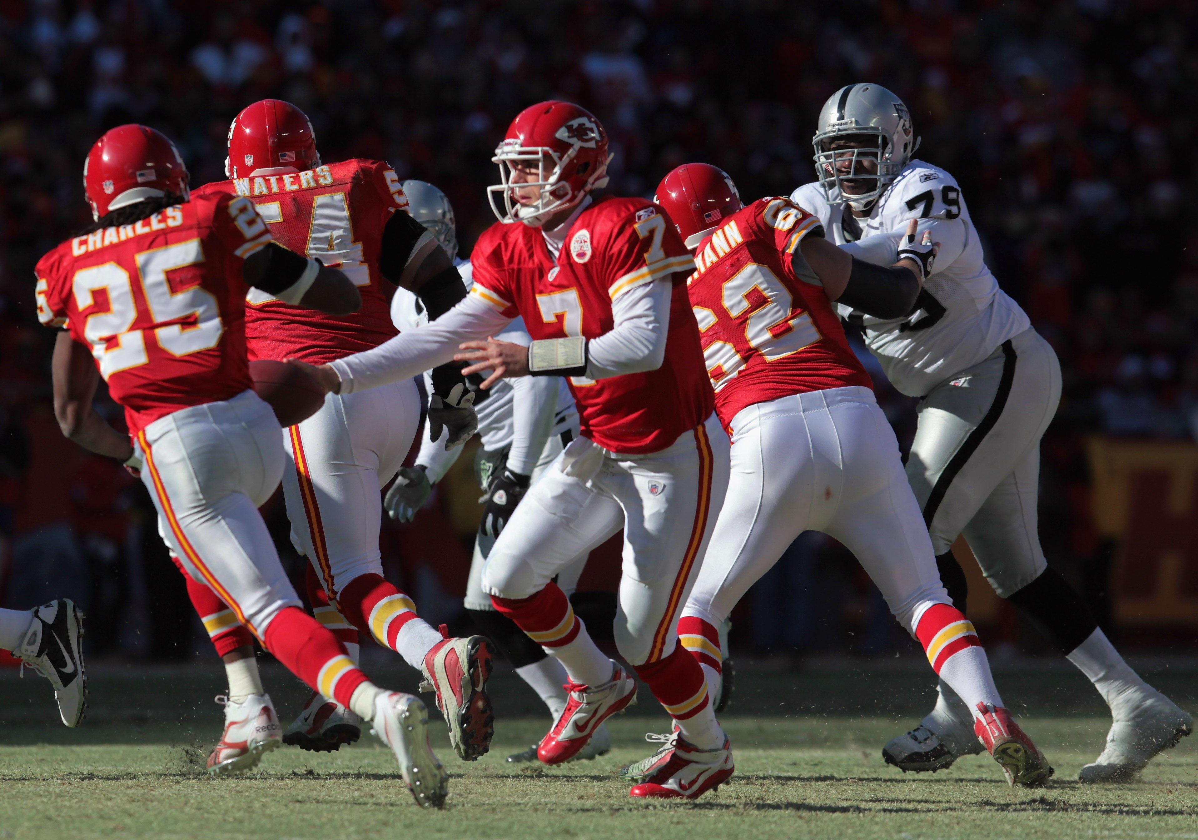 KANSAS CITY, MO - JANUARY 02:  Quarterback Matt Cassel #7 of the Kansas City Chiefs hands off the Jamaal Charles #25 during the game against  the Oakland Raiders on January 2, 2011 at Arrowhead Stadium in Kansas City, Missouri.  (Photo by Jamie Squire/Get