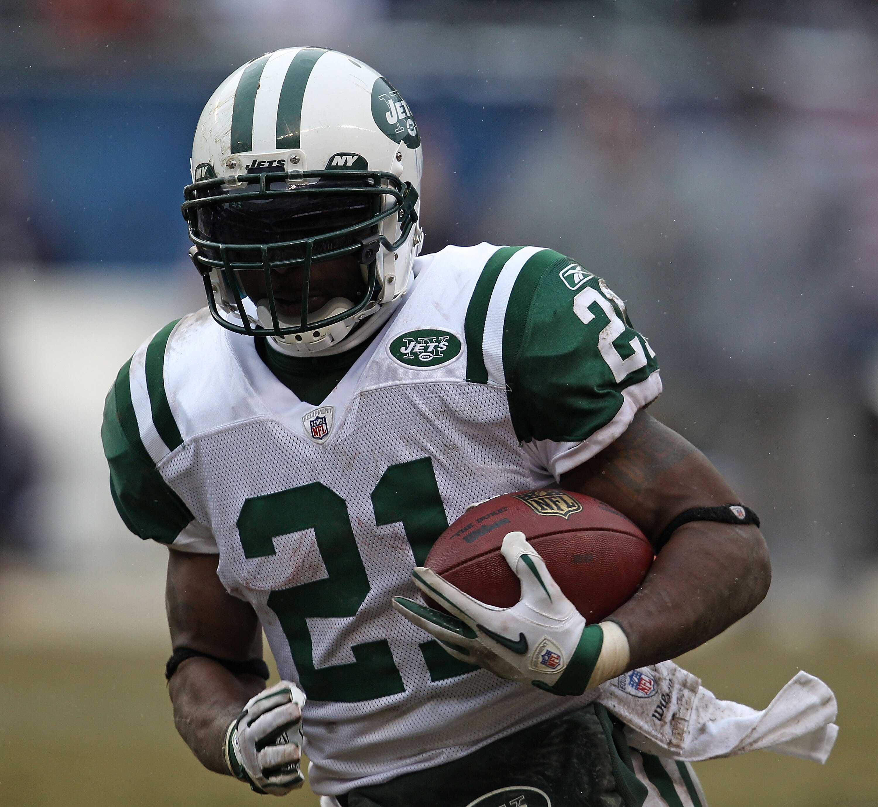 CHICAGO, IL - DECEMBER 26: LaDainian Thomlinson #21 of the New York Jets runs against the Chicago Bears at Soldier Field on December 26, 2010 in Chicago, Illinois. The Bears defeated the Jets 38-34.  (Photo by Jonathan Daniel/Getty Images)