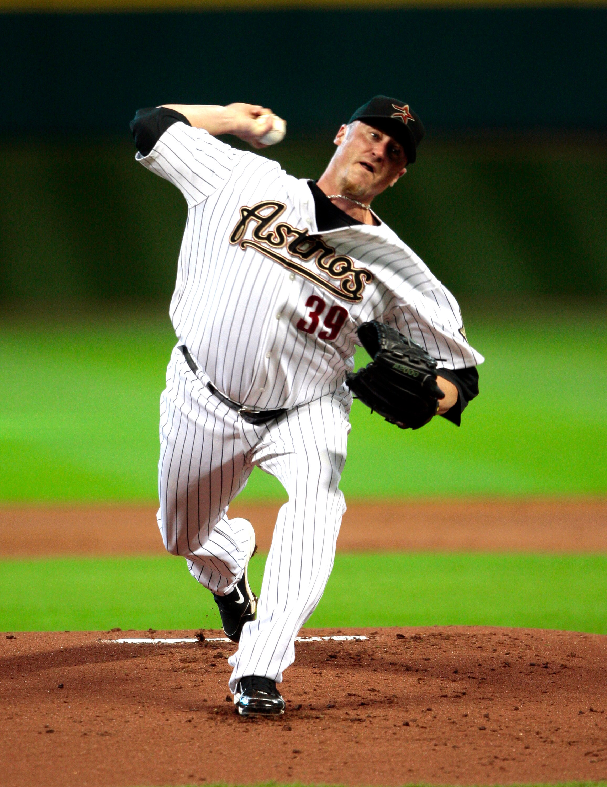 HOUSTON - MAY 21:  Pitcher Brett Myers #39 of the Houston Astros throws in the first inning against the Tampa Bay Rays at Minute Maid Park on May 21, 2010 in Houston, Texas.  (Photo by Bob Levey/Getty Images)