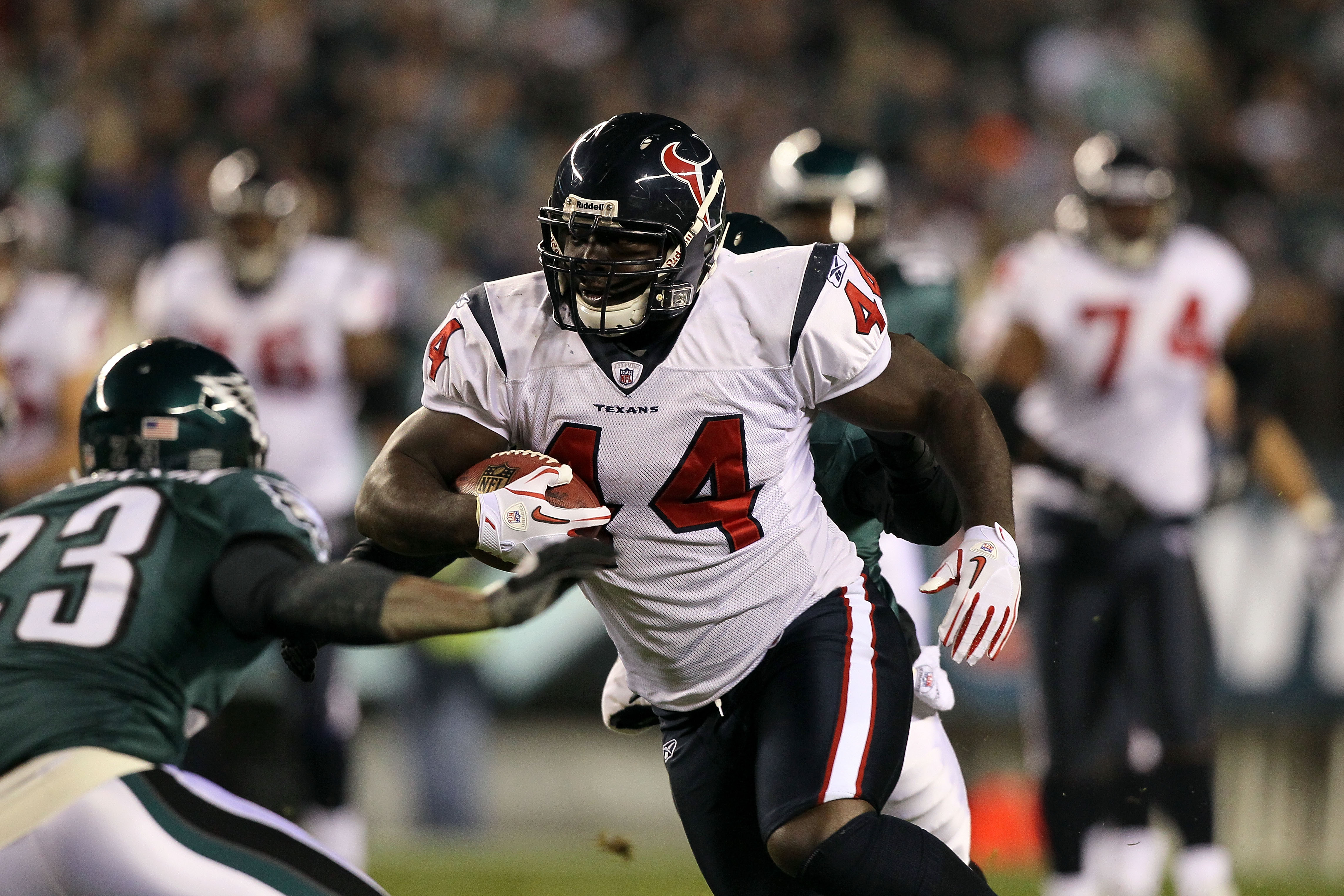 PHILADELPHIA, PA - DECEMBER 02:  Vonta Leach #44 of the Houston Texans runs with the ball against the Philadelphia Eagles at Lincoln Financial Field on December 2, 2010 in Philadelphia, Pennsylvania.  (Photo by Jim McIsaac/Getty Images)