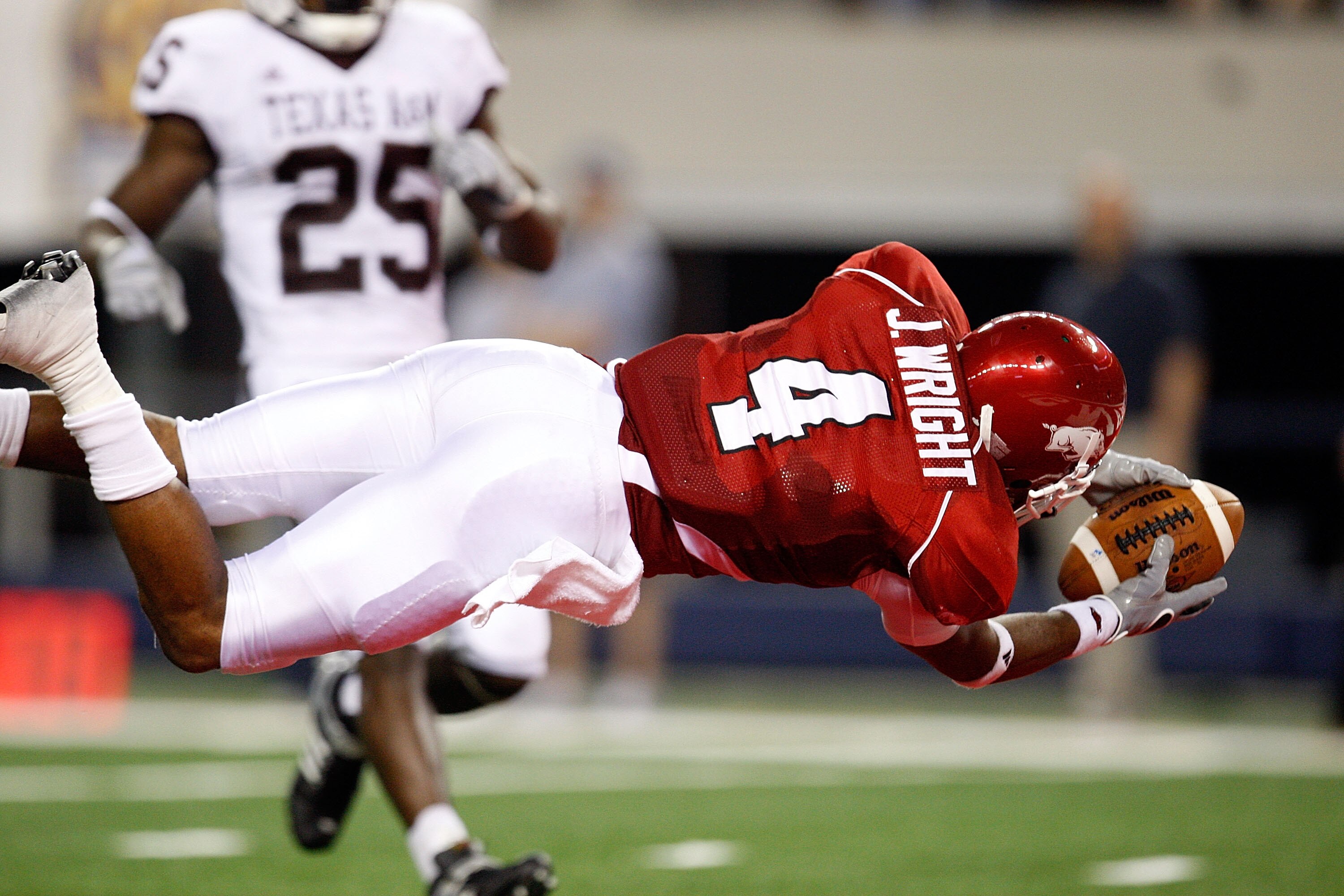 ARLINGTON, TX - OCTOBER 03:  Wide receiver Jarius Wright #4 of the Arkansas Razorbacks makes a touchdown pass reception against the Texas A&M Aggies at Dallas Cowboys Stadium on October 3, 2009 in Arlington, Texas.  (Photo by Ronald Martinez/Getty Images)
