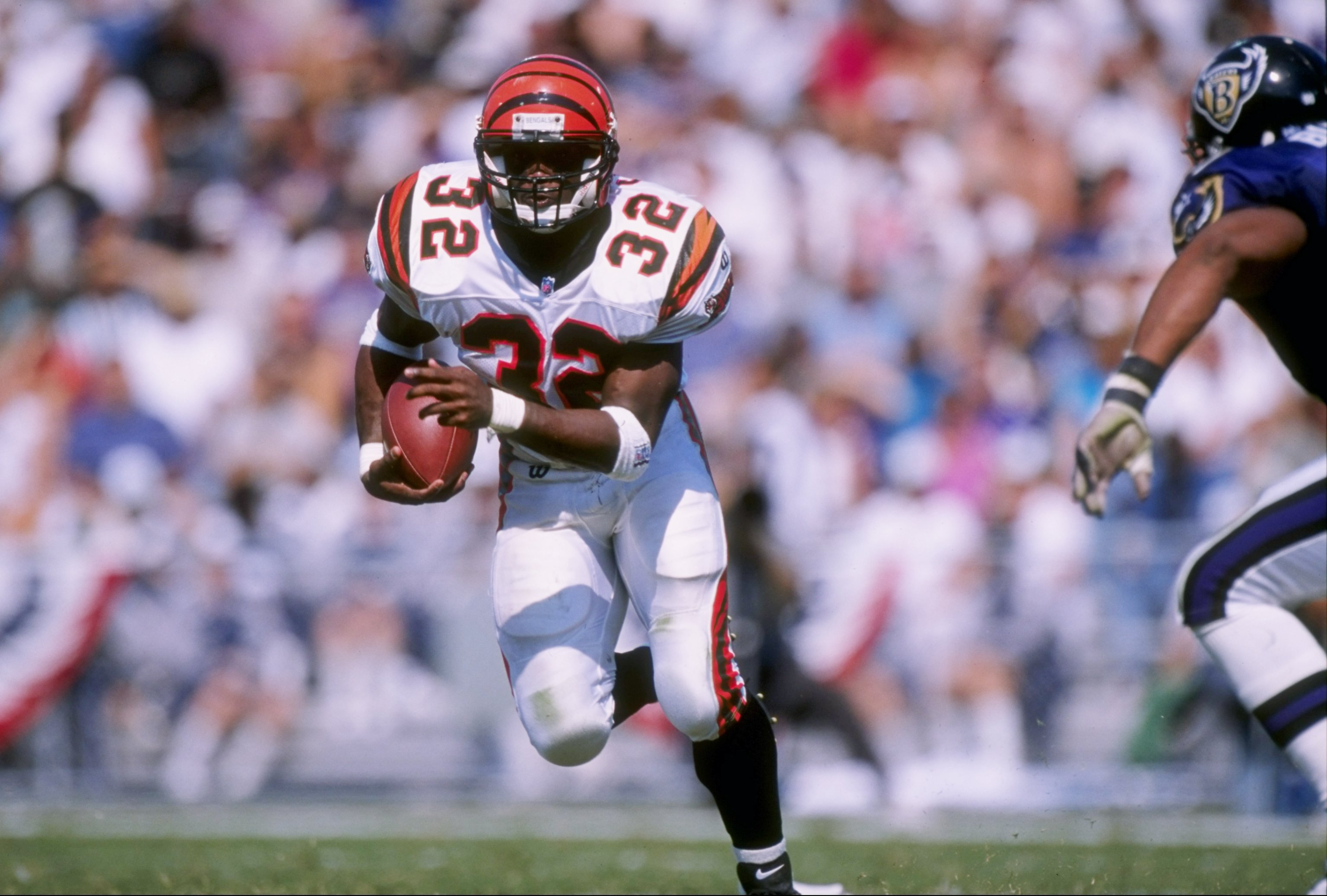 7 Sep 1997:  Running back Ki-Jana Carter #32 of the Cincinnati Bengals carries the football during the Bengals 23-10 loss to the Baltimore Ravens at Memorial Stadium in Baltimore, Maryland. Mandatory Credit: Doug Pensinger  /Allsport