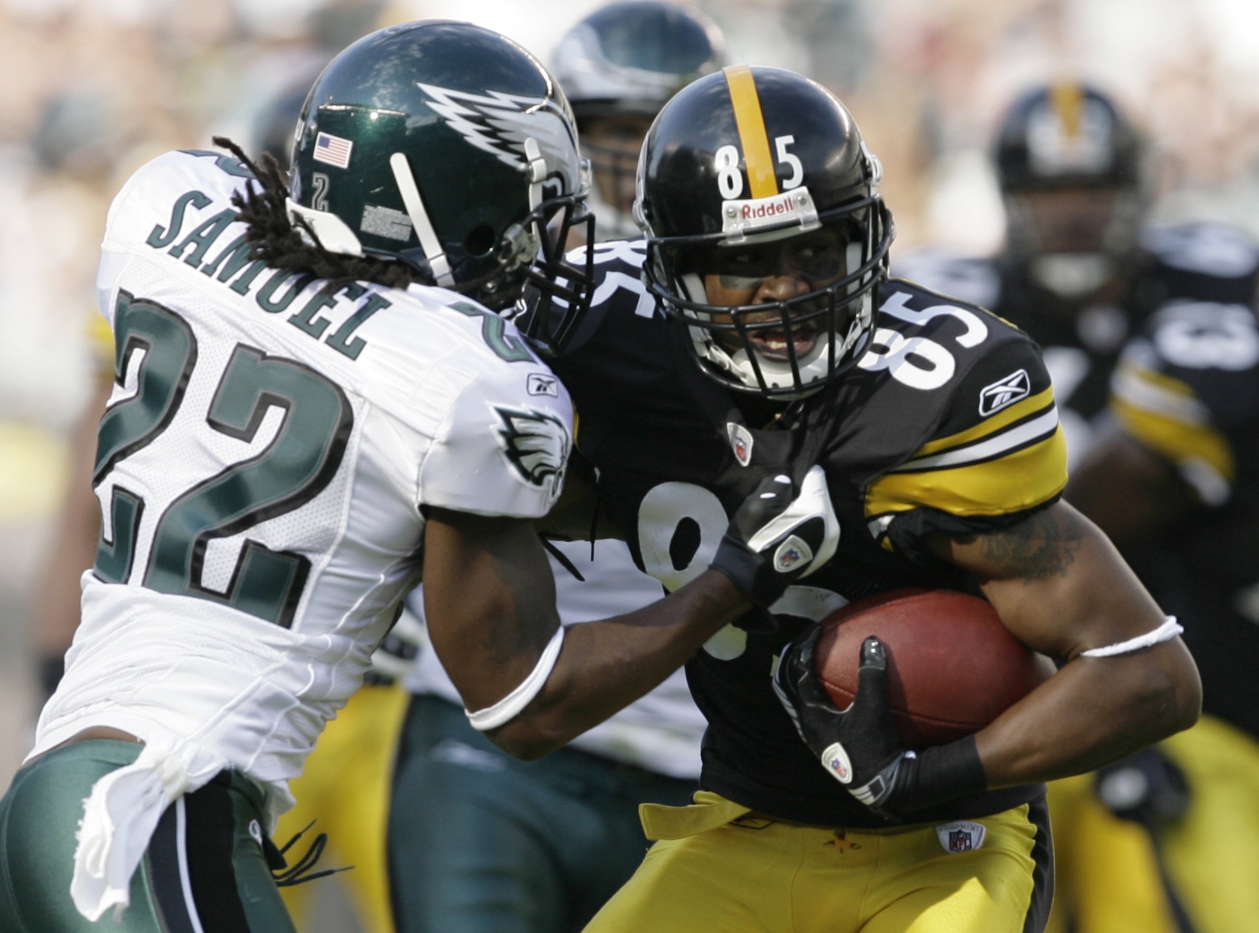 PHILADELPHIA - SEPTEMBER 21: Asante Samuel #22 of the Philadelphia Eagles tries to stop Nate Washington #85 of the Pittsburgh Steelers during the first half on September 21, 2008 at Lincoln Financial Field in Philadelphia, Pennsylvania. (Photo by Chris Ga PHILADELPHIA - SEPTEMBER 21: Asante Samuel #22 of the Philadelphia Eagles tries to stop Nate Washington #85 of the Pittsburgh Steelers during the first half on September 21, 2008 at Lincoln Financial Field in Philadelphia, Pennsylvania. (Photo by Chris Ga